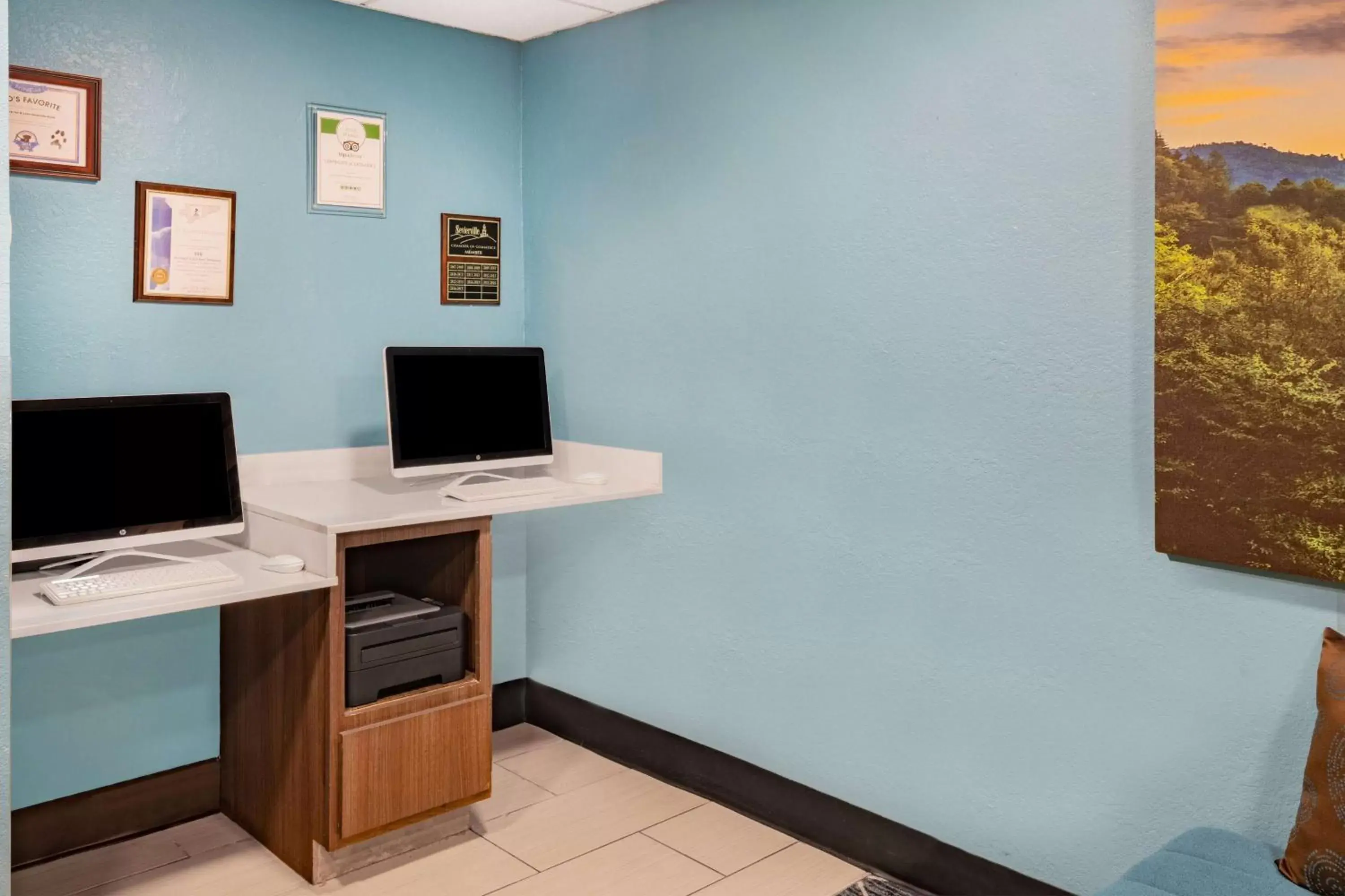 Business facilities, TV/Entertainment Center in La Quinta by Wyndham Sevierville / Kodak