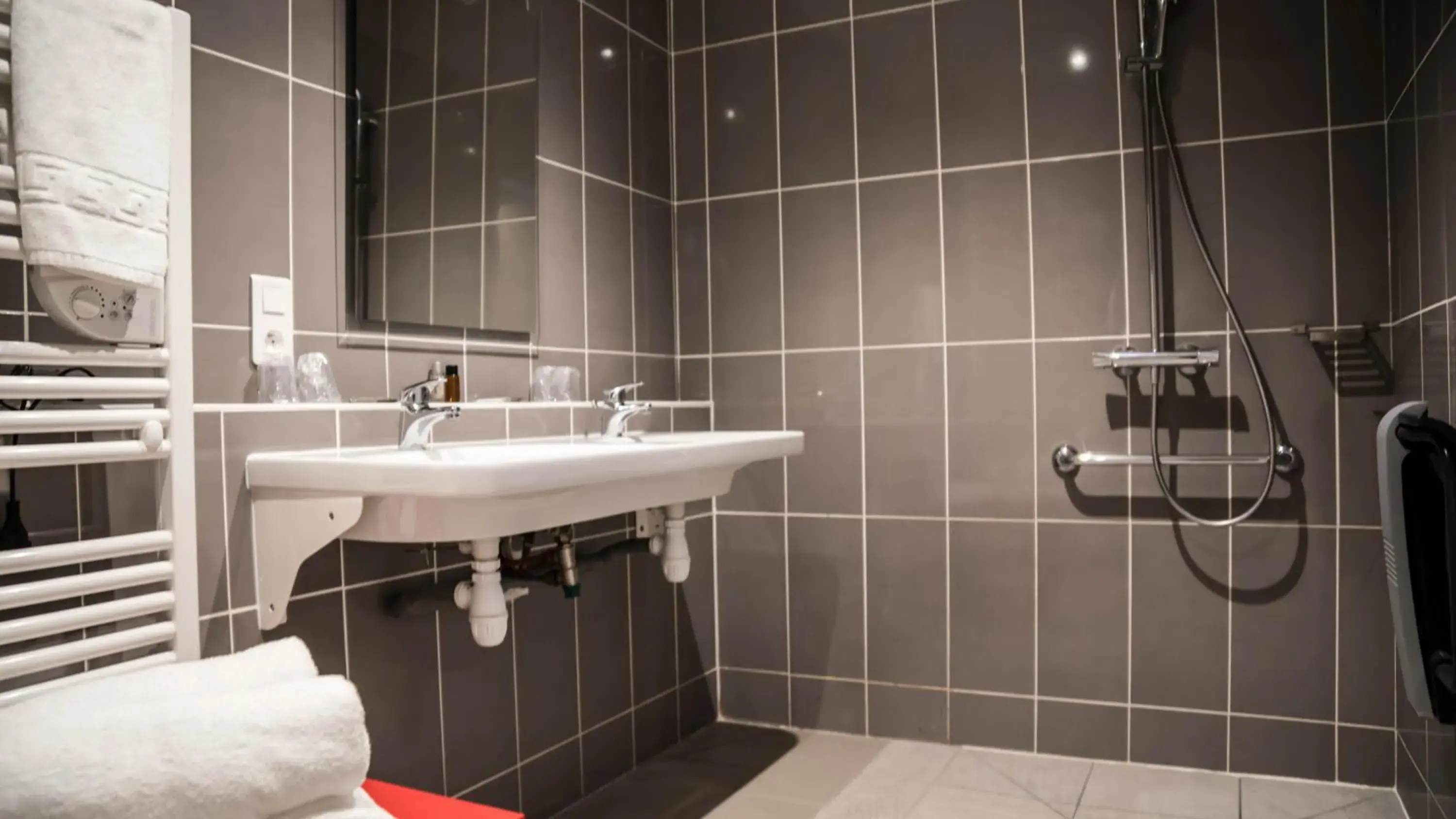 Bathroom in Hôtel du Canal