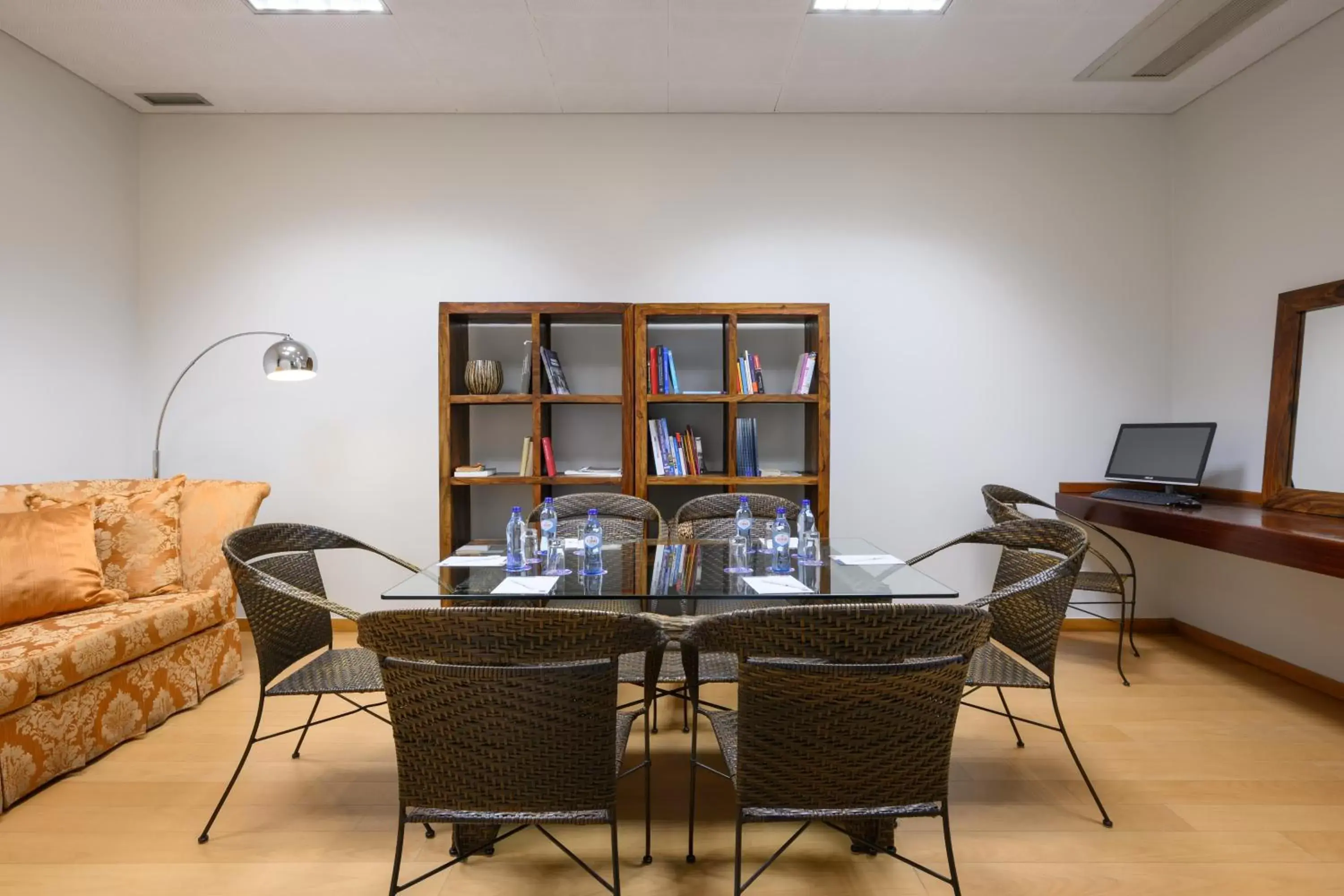 Seating area in TRYP by Wyndham Porto Centro Hotel