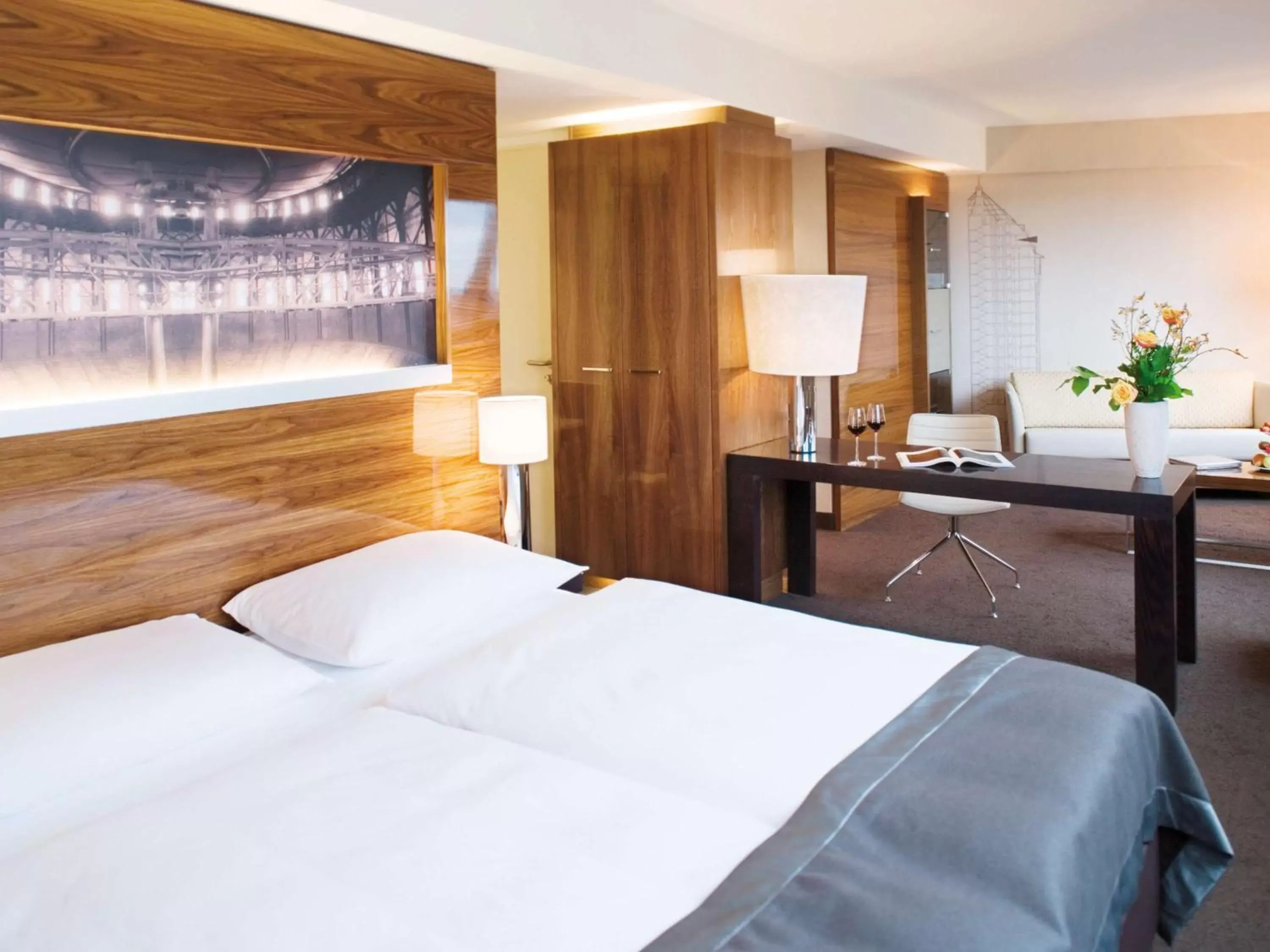 Photo of the whole room, Bed in Mövenpick Hotel Hamburg