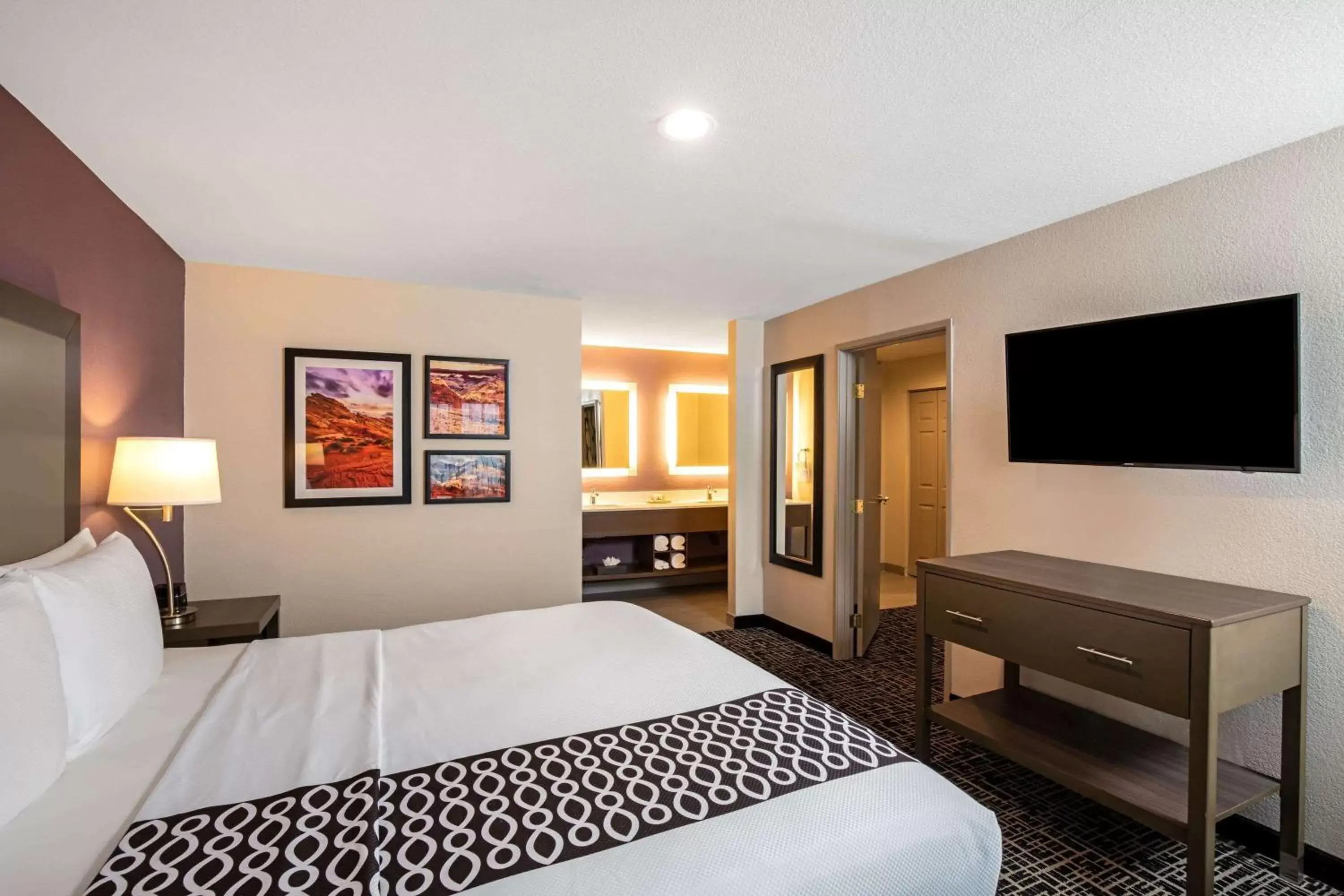 TV and multimedia, Bed in La Quinta Inn & Suites by Wyndham Las Vegas Nellis