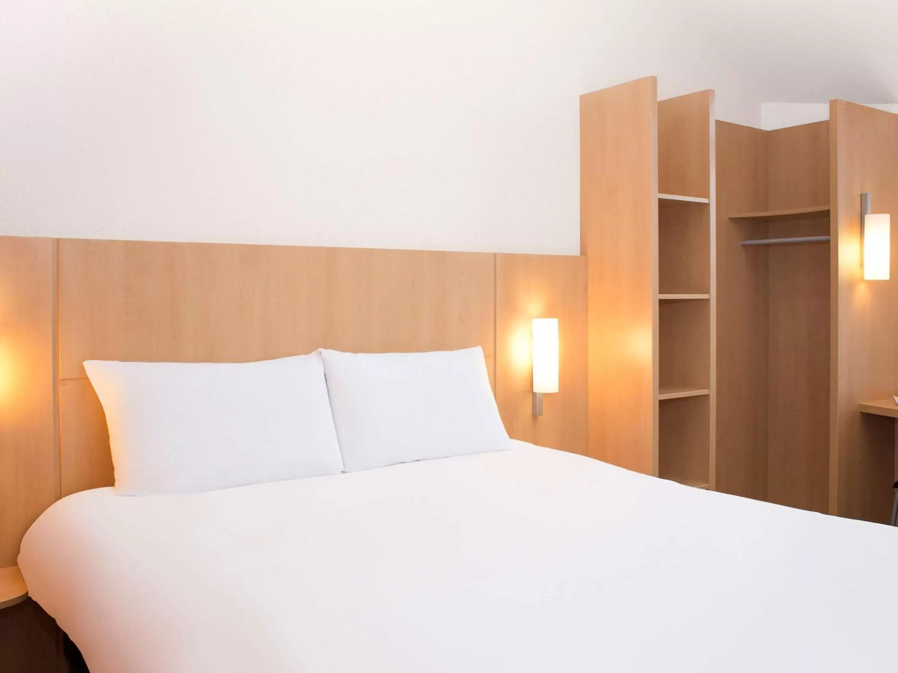 Photo of the whole room, Bed in ibis Annecy Centre Vieille Ville