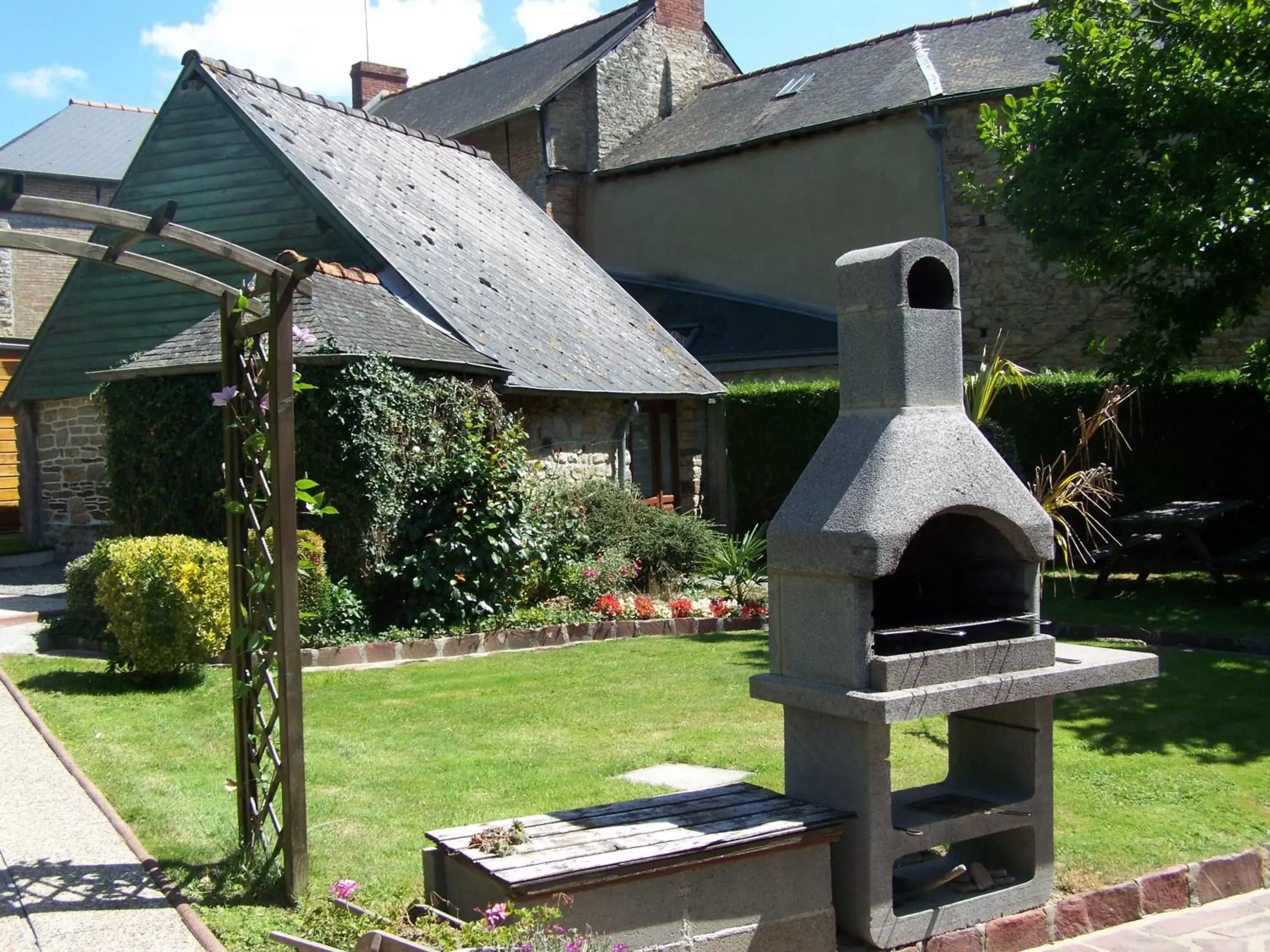 Garden, BBQ Facilities in Ker-Loën