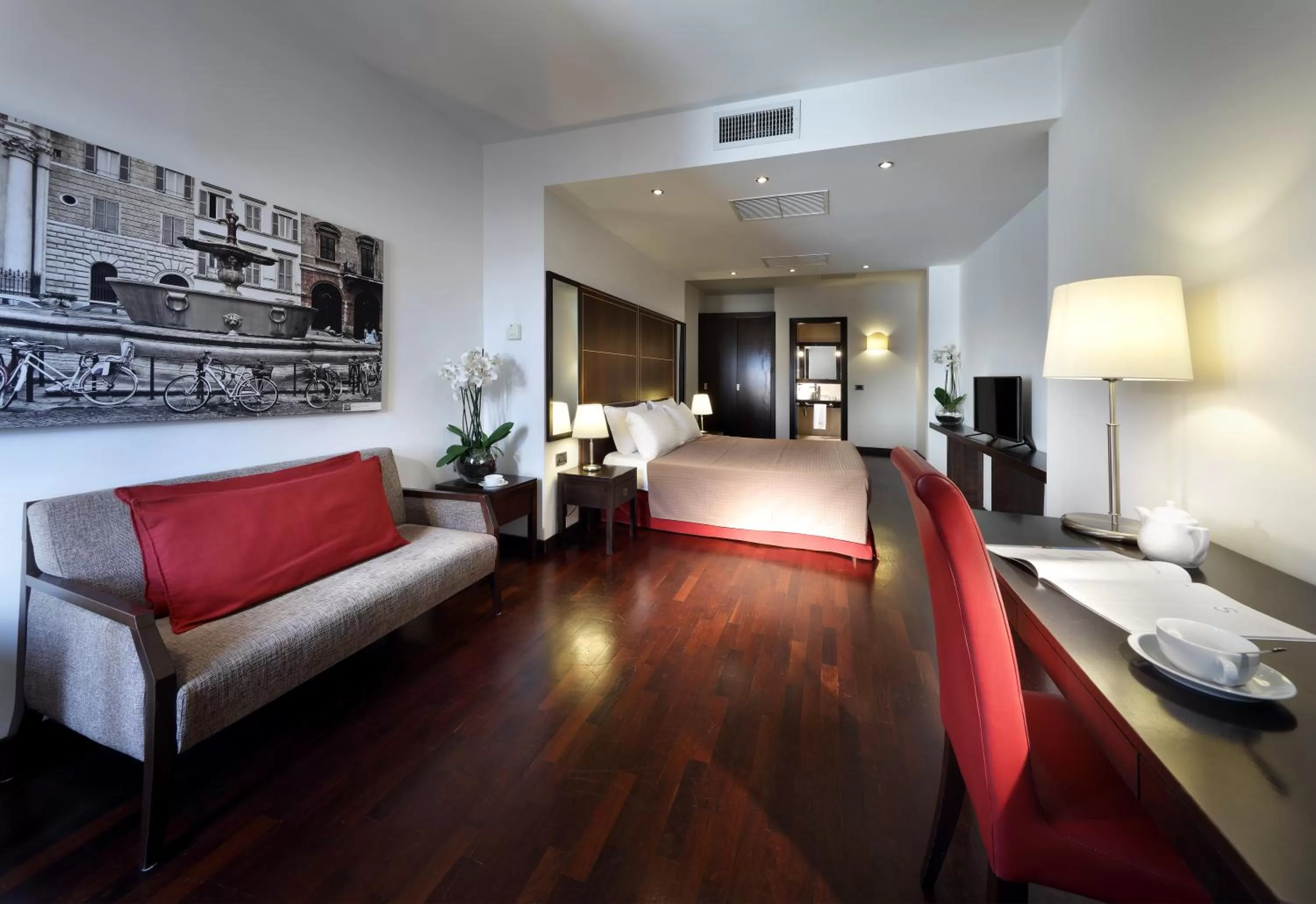 Photo of the whole room, Bed in Exe International Palace