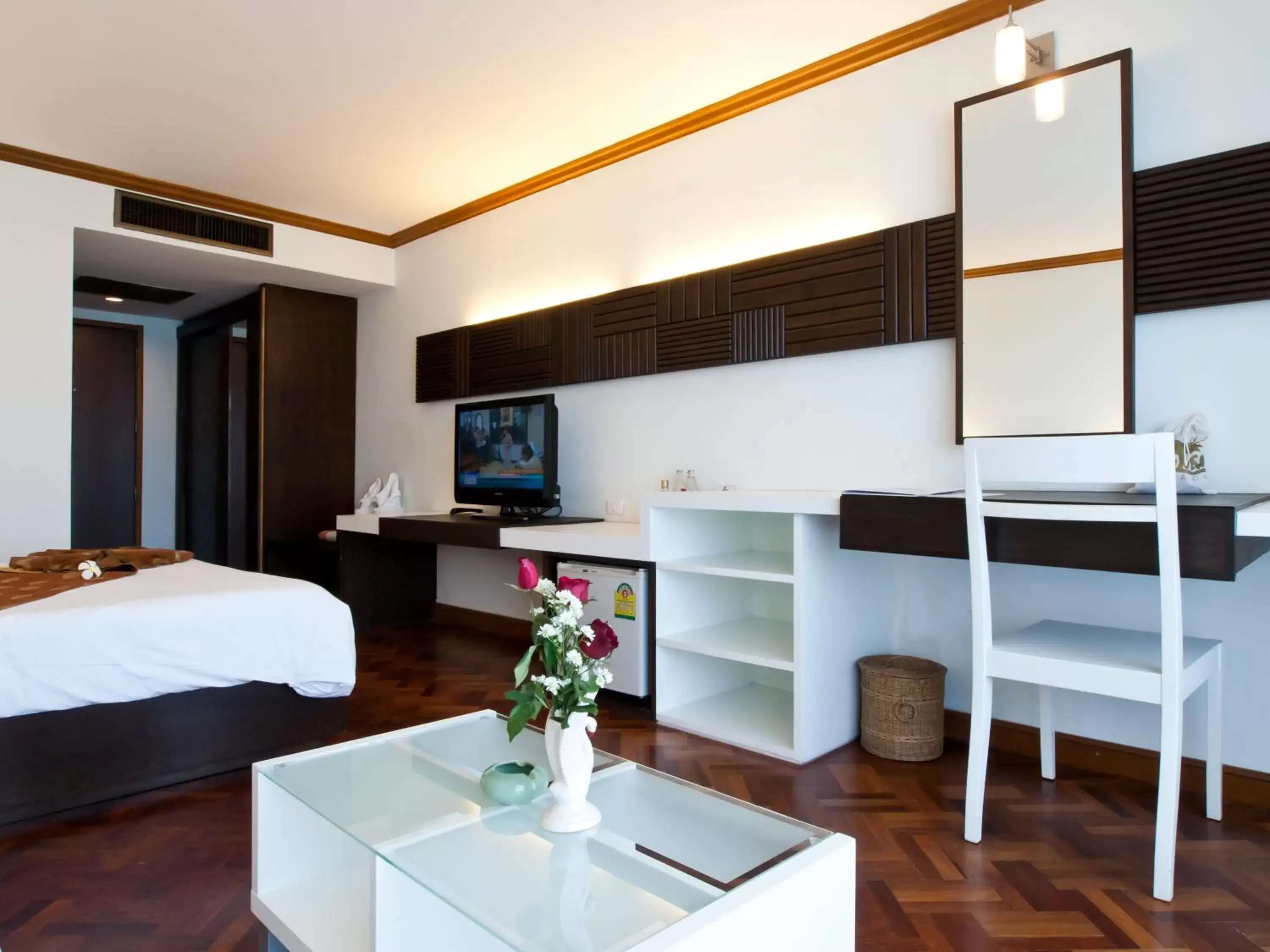 Bed, TV/Entertainment Center in Grand Jomtien Palace Hotel - SHA Extra Plus