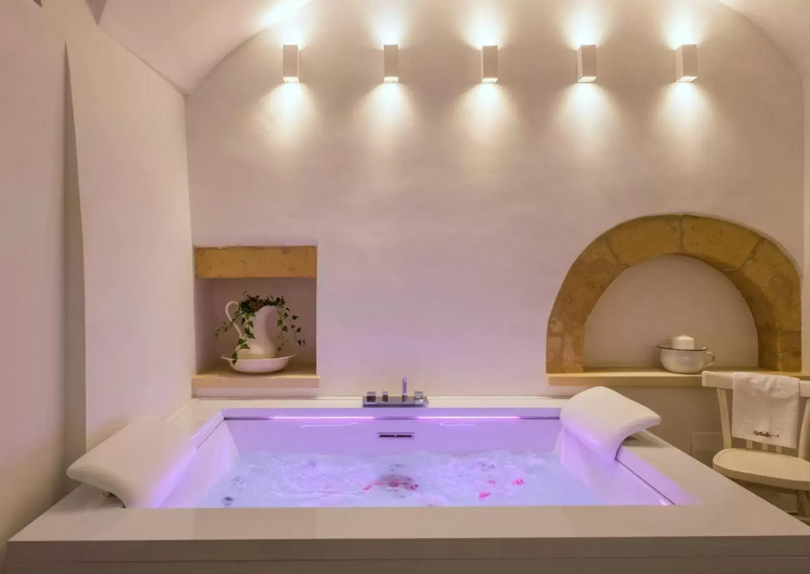Hot Tub in Amatè Suite