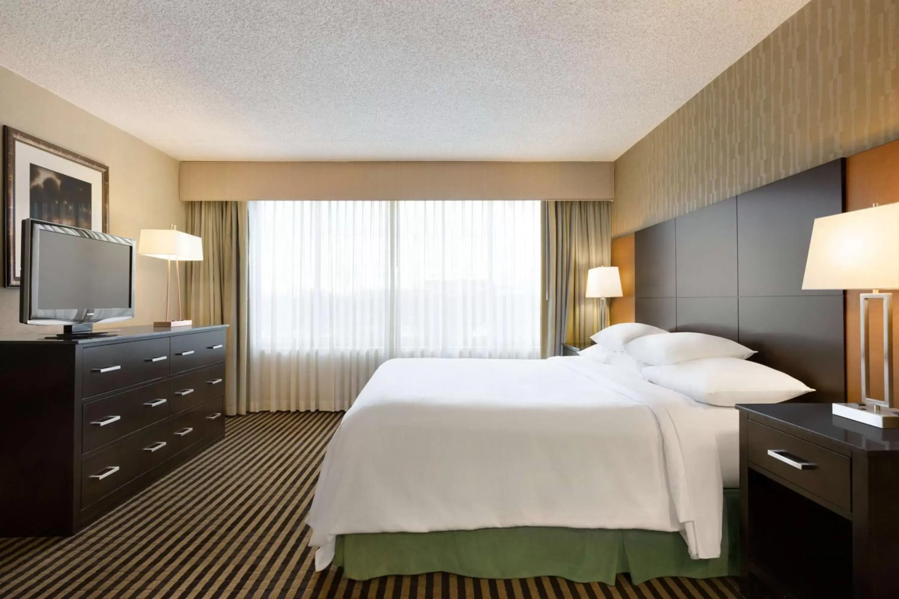 Bed in Embassy Suites by Hilton Piscataway Somerset