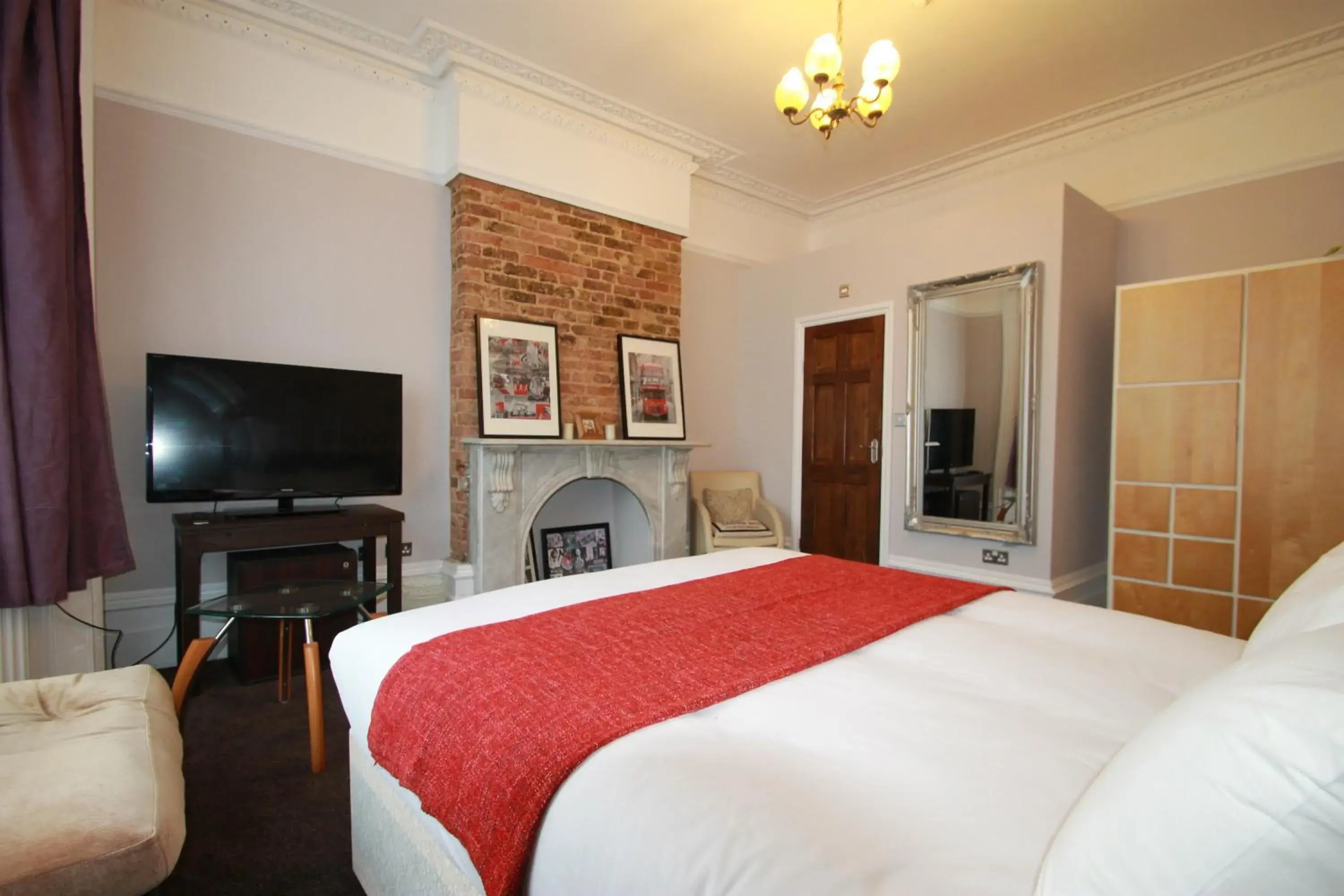 Photo of the whole room, Bed in Manor House London
