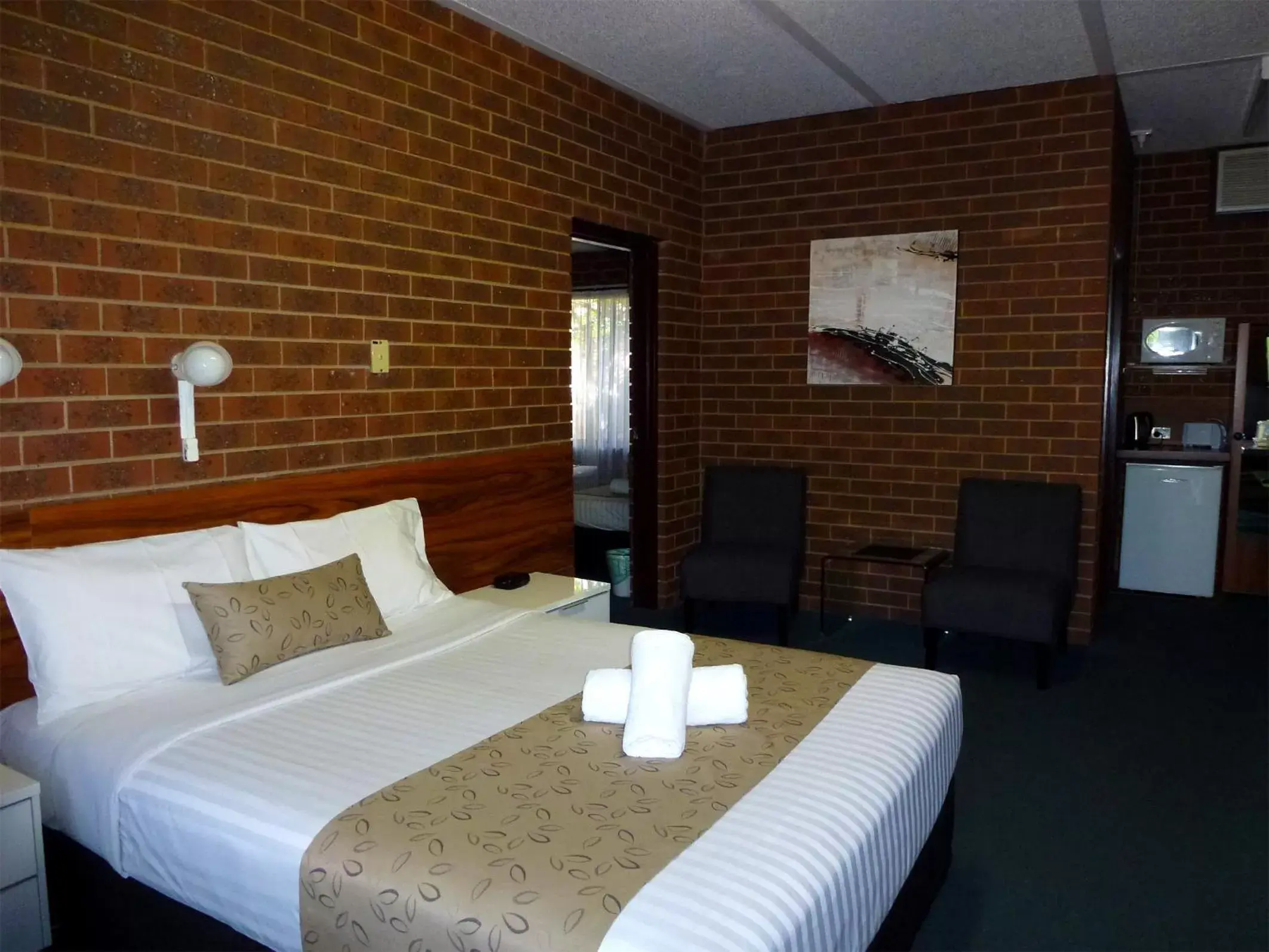 Kitchen or kitchenette, Bed in Healesville Motor Inn