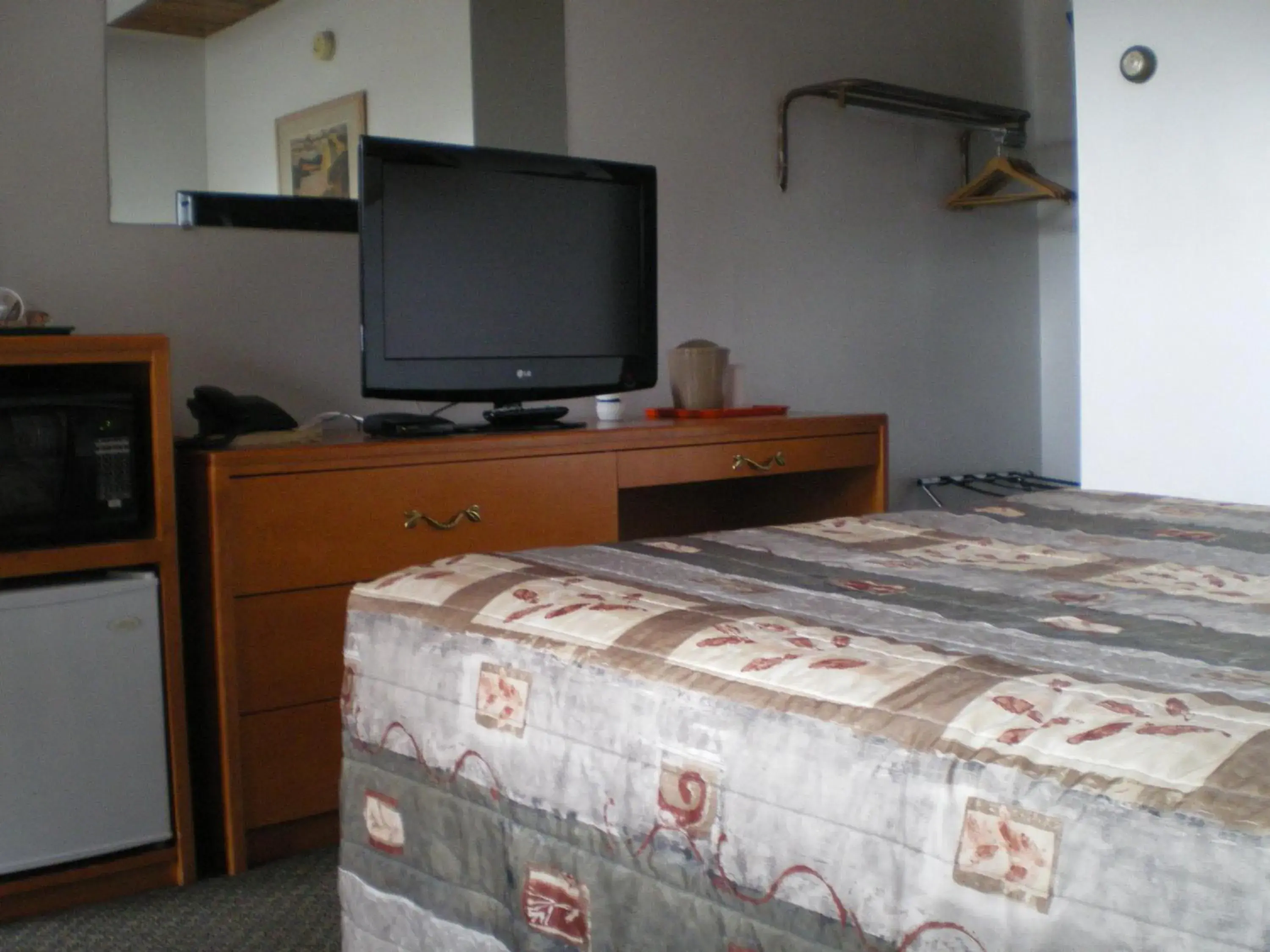 Bed, TV/Entertainment Center in Sun-Dek Motel