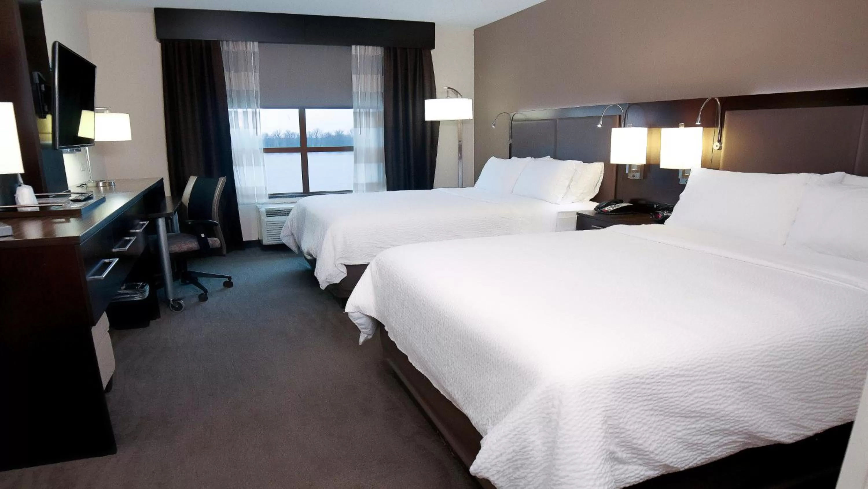 Photo of the whole room, Bed in Holiday Inn Owensboro Riverfront by IHG