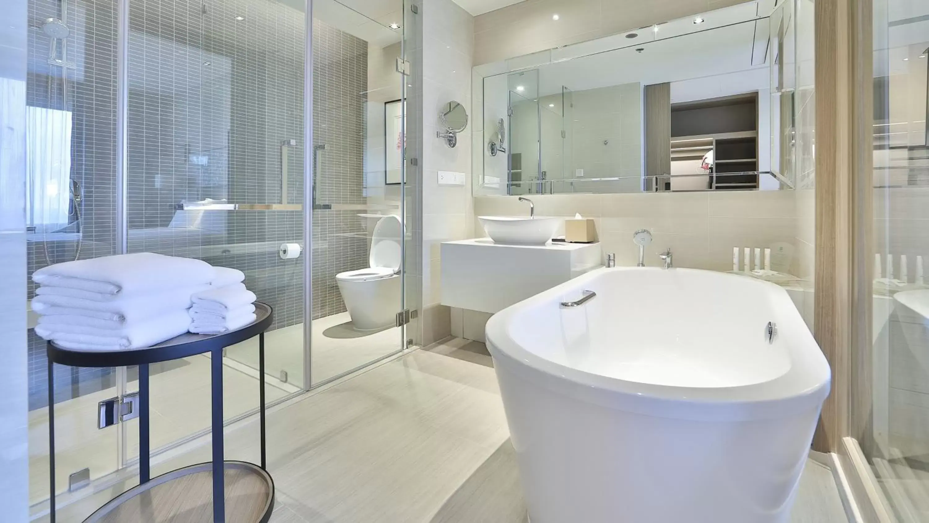 Photo of the whole room, Bathroom in Holiday Inn & Suites Rayong City Centre, an IHG Hotel
