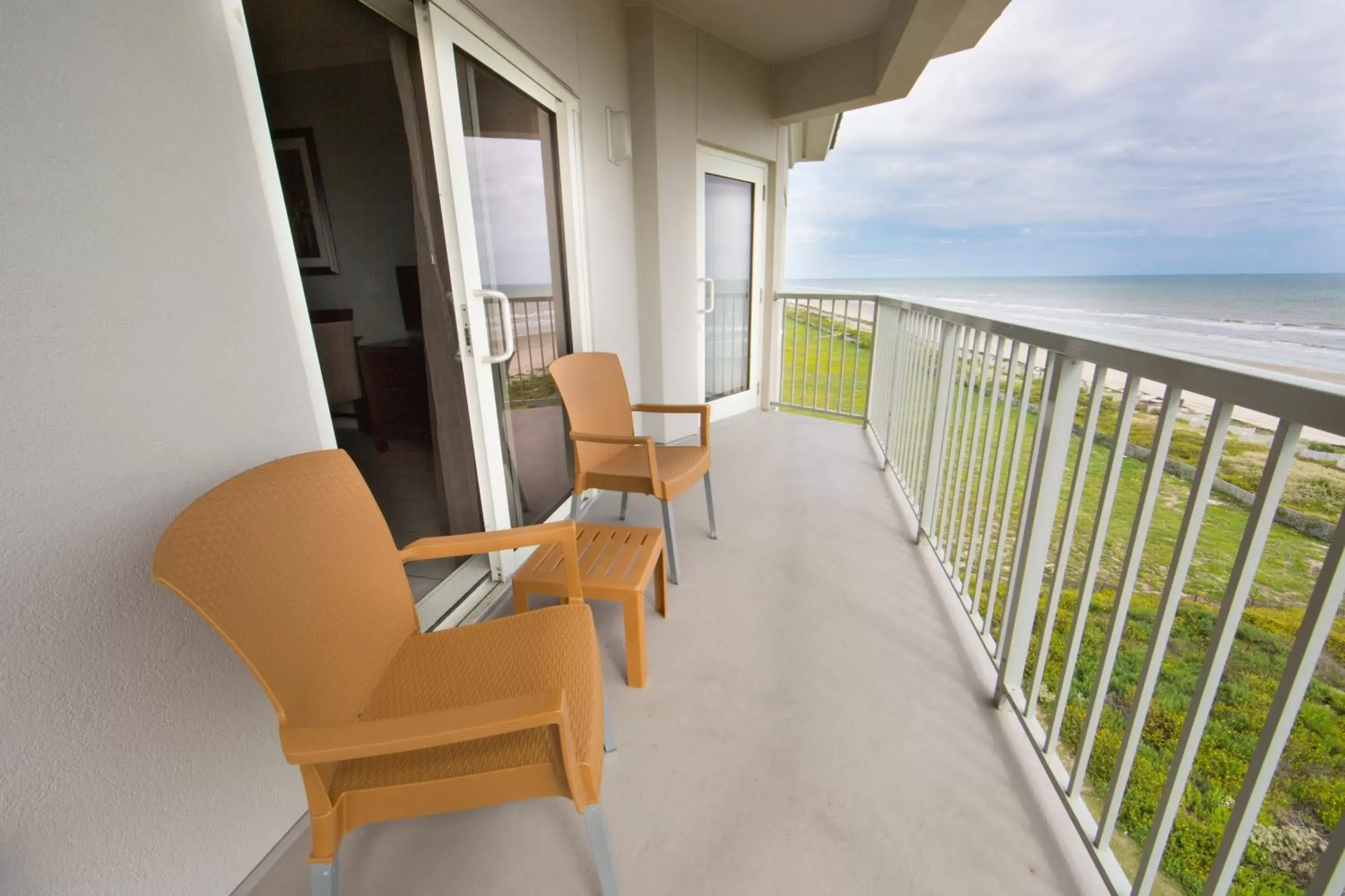 Bedroom, Balcony/Terrace in Holiday Inn Club Vacations Galveston Beach Resort, an IHG Hotel