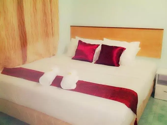 Bed in Rose Inn Motel