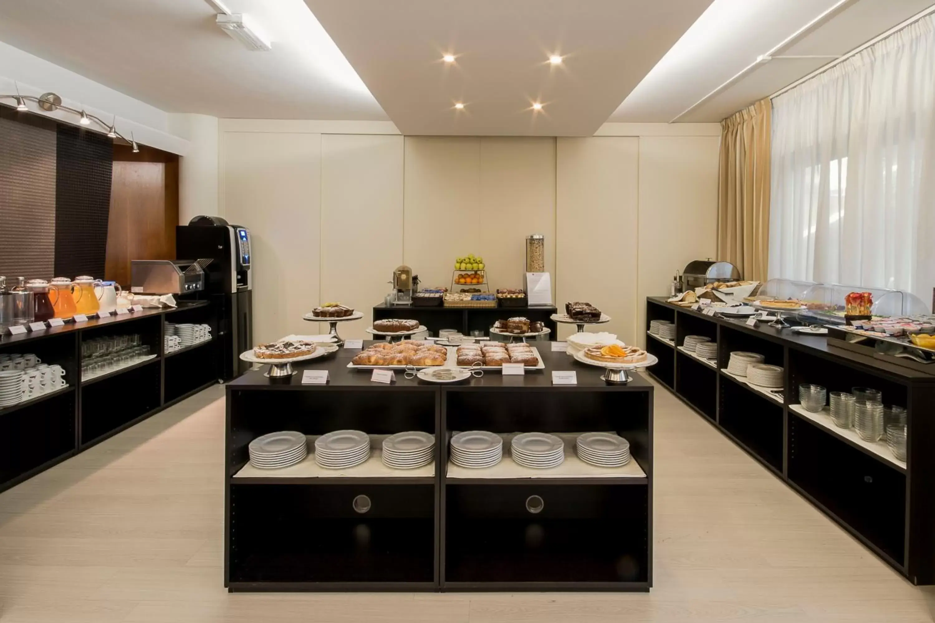 Buffet breakfast, Restaurant/Places to Eat in Hotel Executive