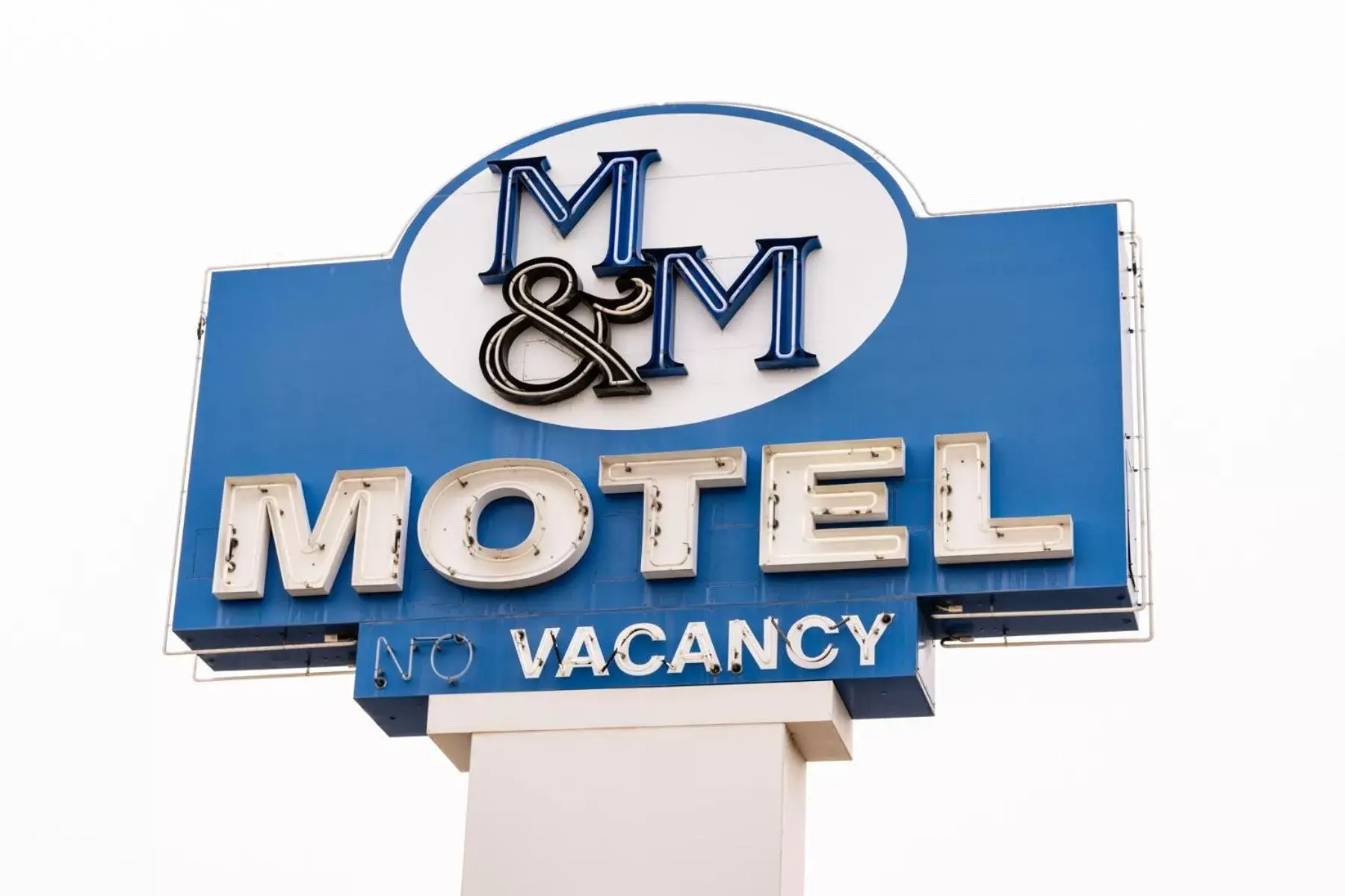Property logo or sign in M&M Motel