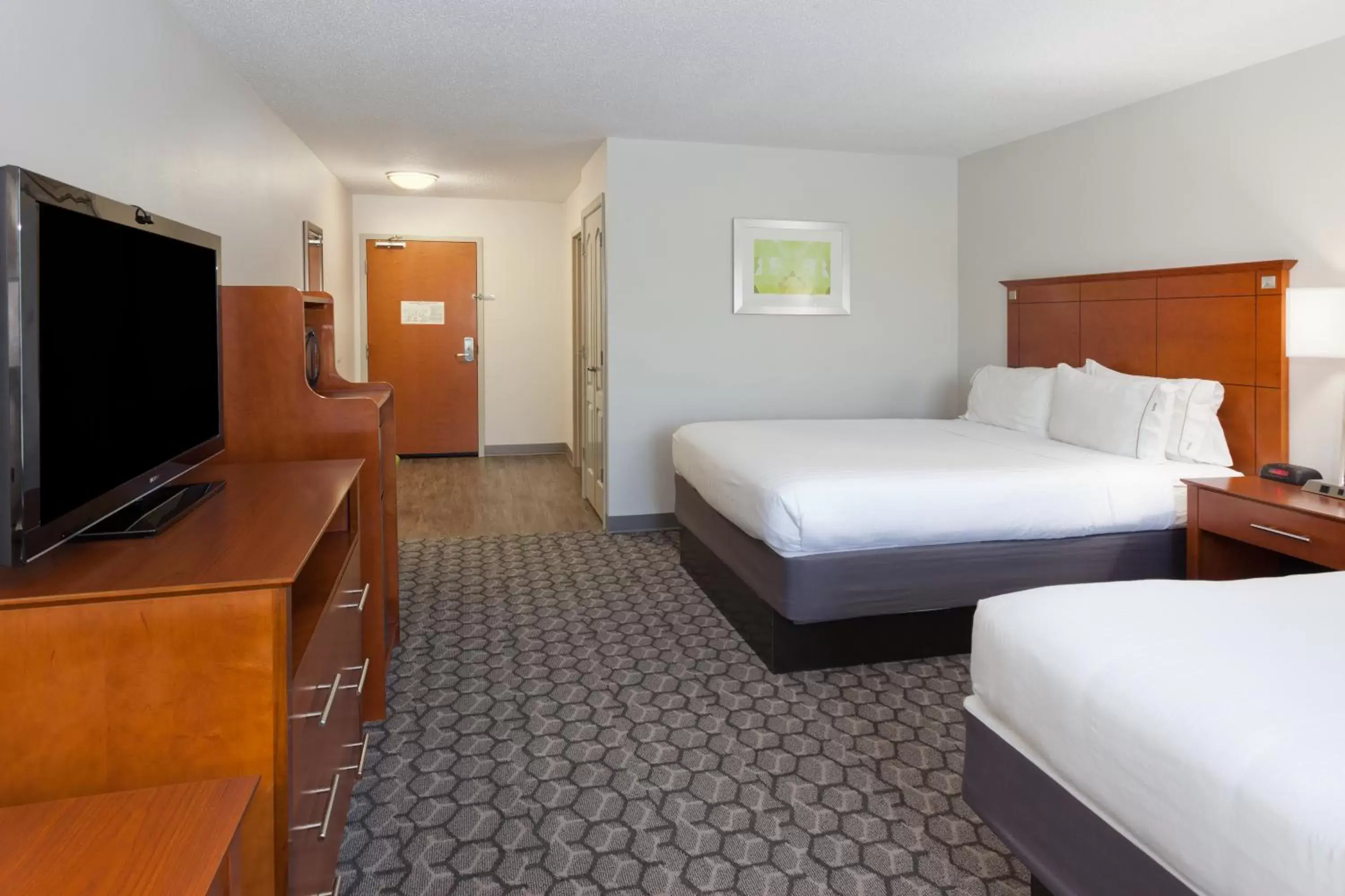 Bed in Holiday Inn Express Phenix City-Fort Benning, an IHG Hotel
