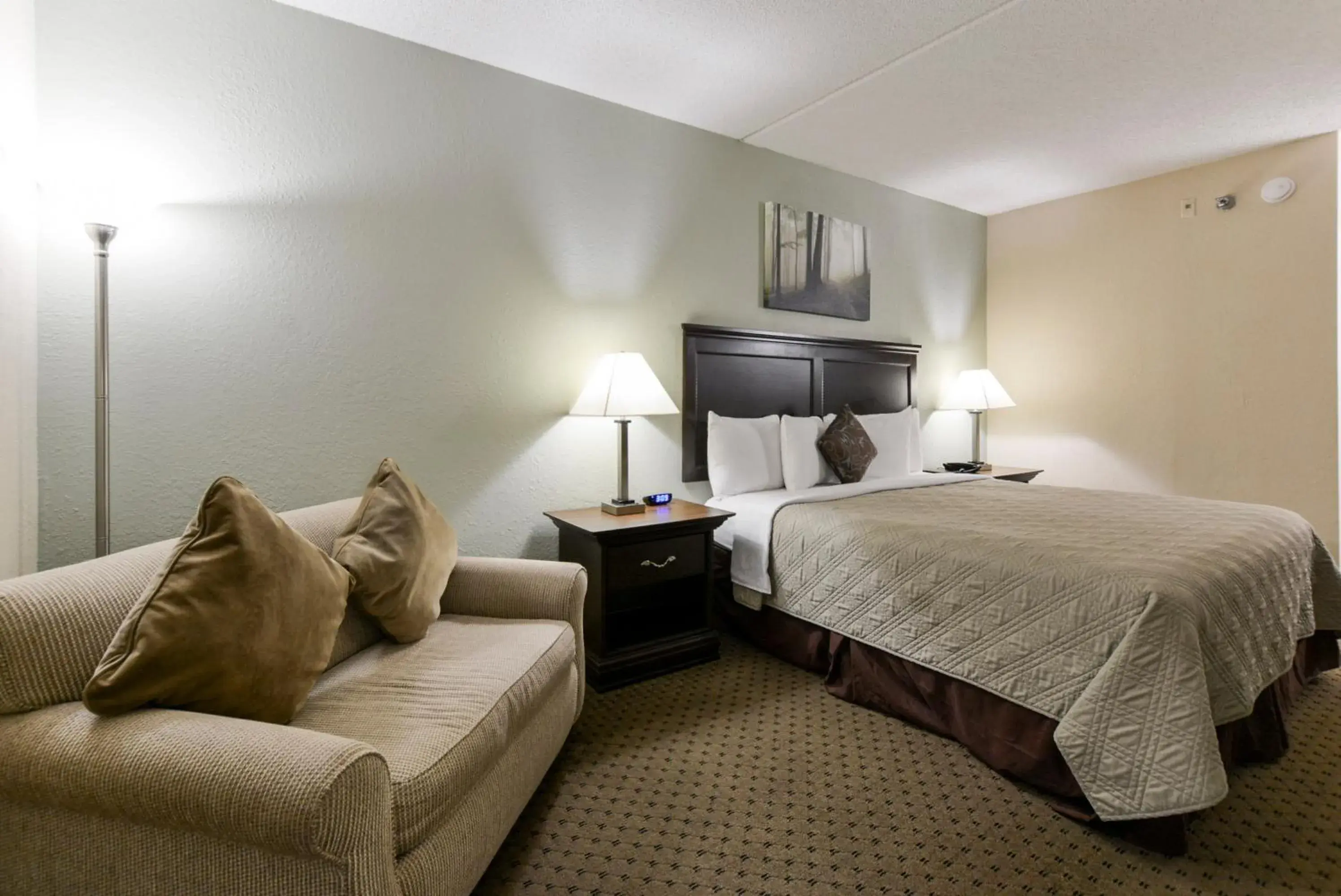 Bed in Grand View Inn & Suites Bed in Grand View Inn & Suites