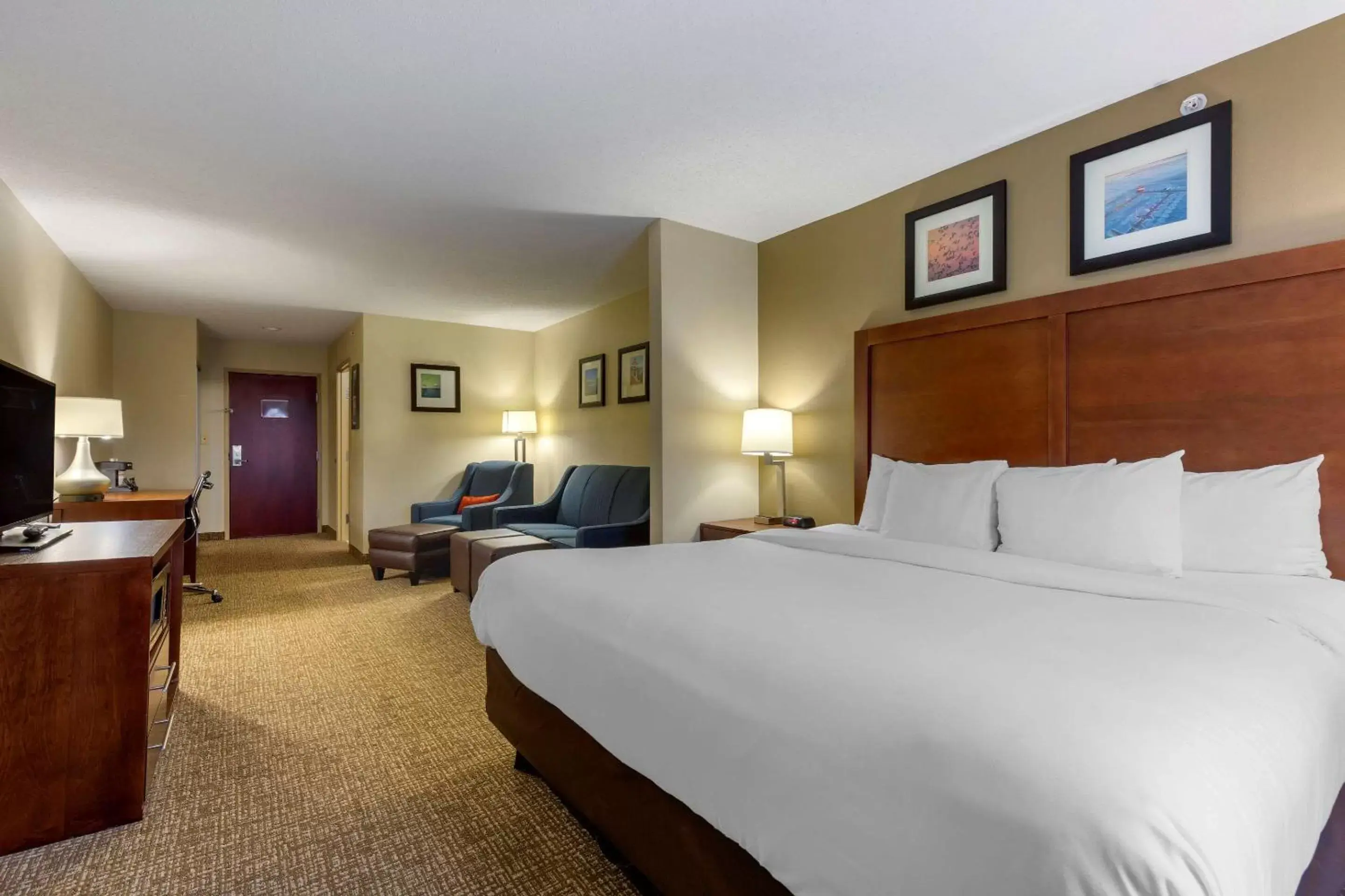 Photo of the whole room, Bed in Comfort Inn & Suites Cambridge
