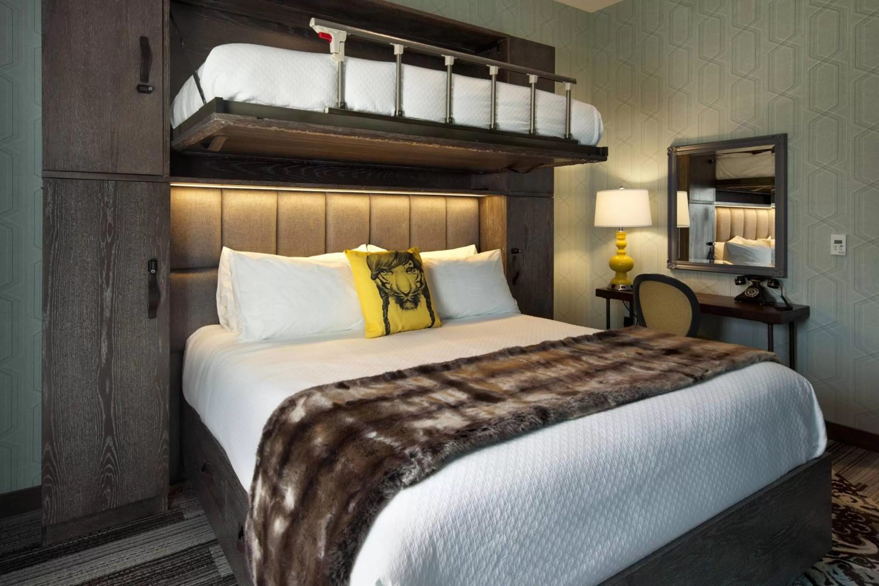 PETITE QUEEN - 135 SQF, Guest room, Poolside, Pool in The Waterman