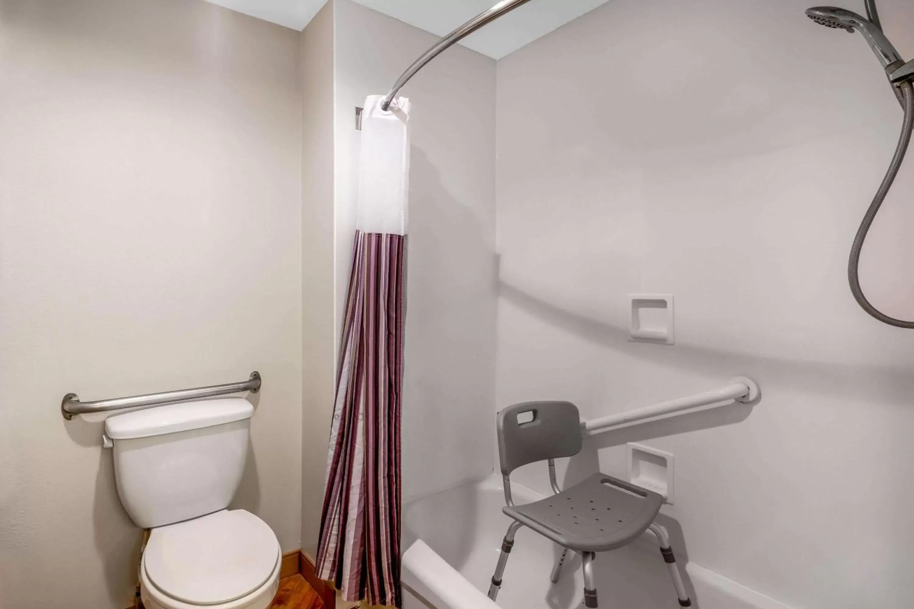 Bathroom in La Quinta Inn & Suites by Wyndham Meridian