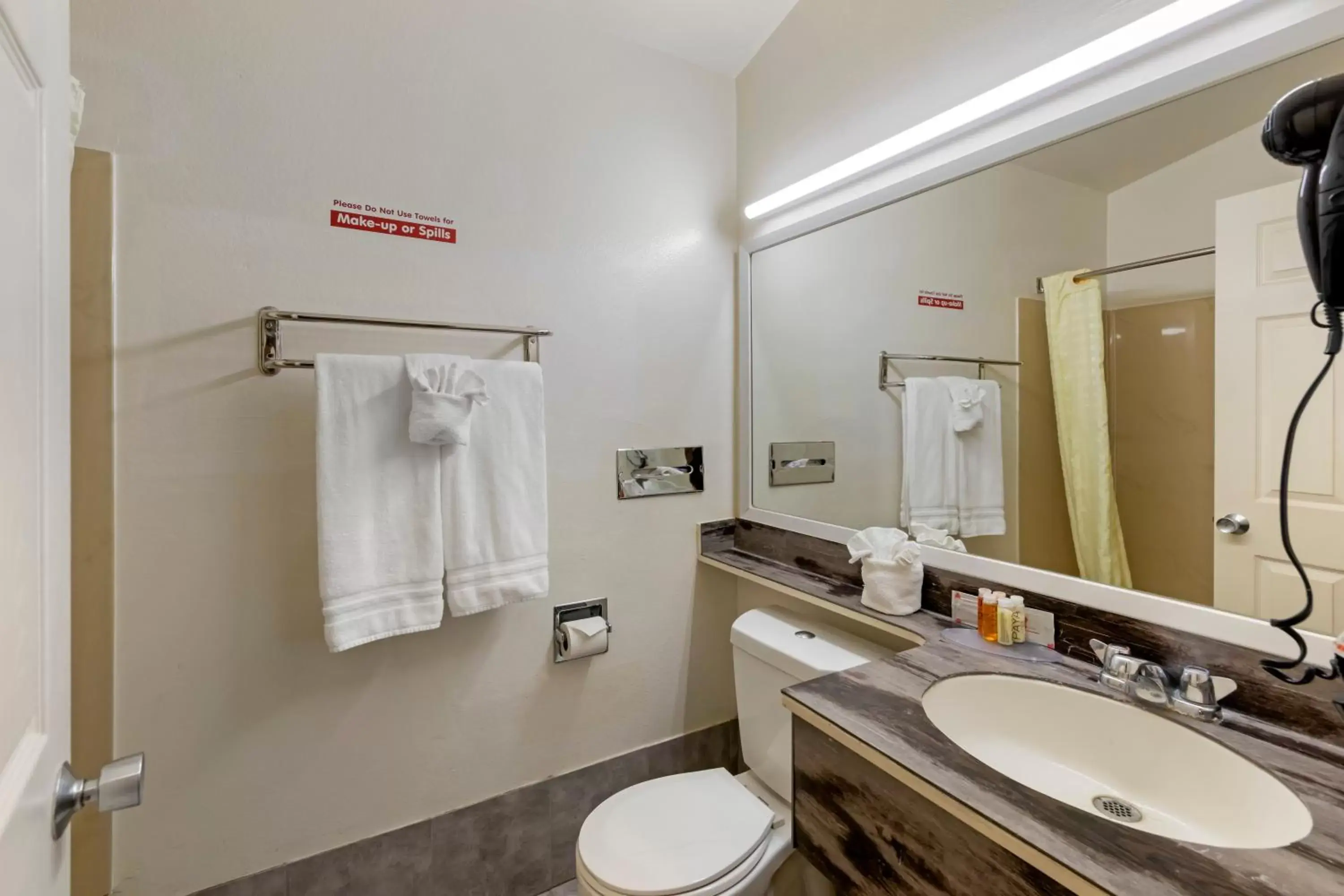 Bathroom in Anaheim Discovery Inn and Suites