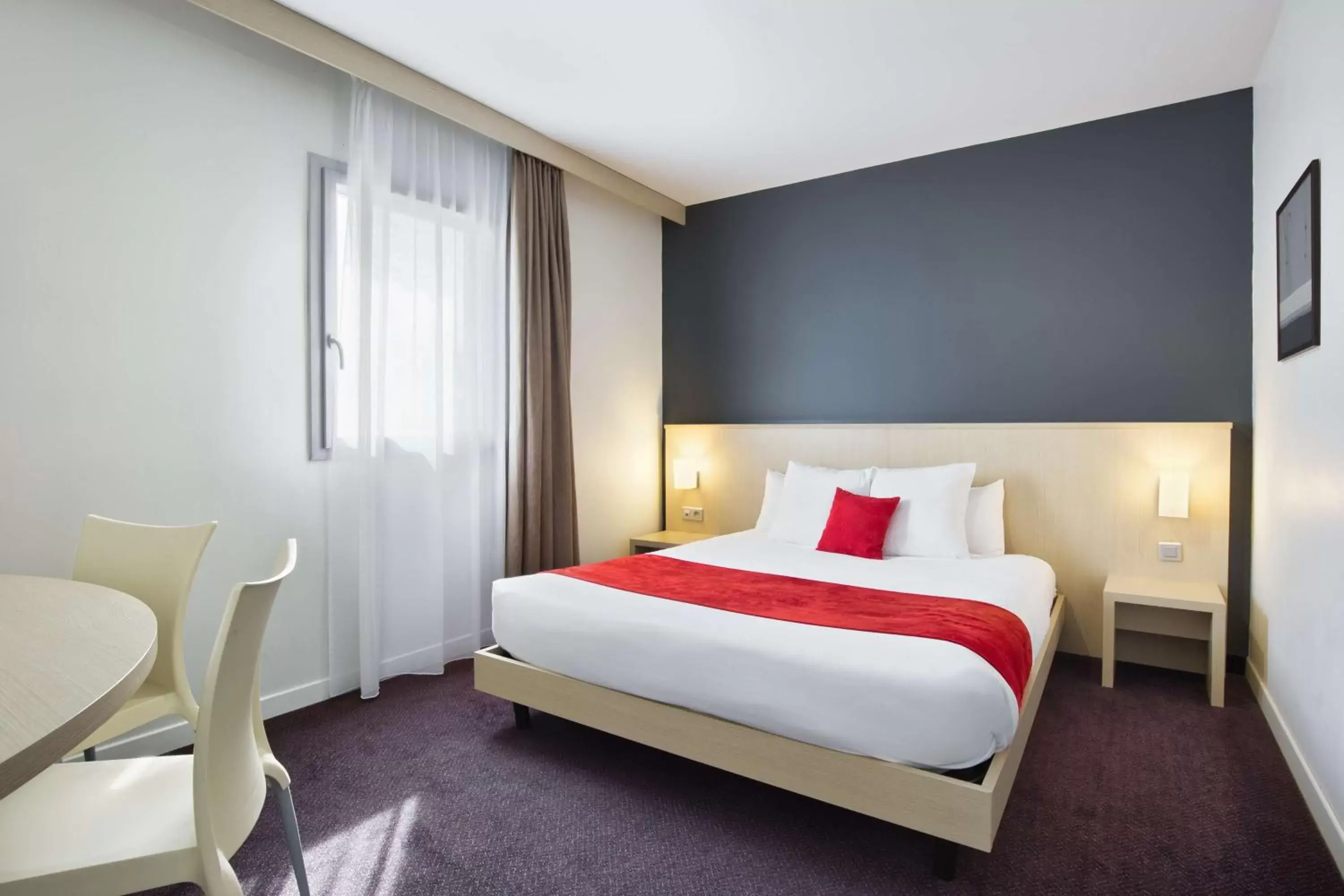 Toilet, Bed in Sure Hotel by Best Western Nantes Beaujoire