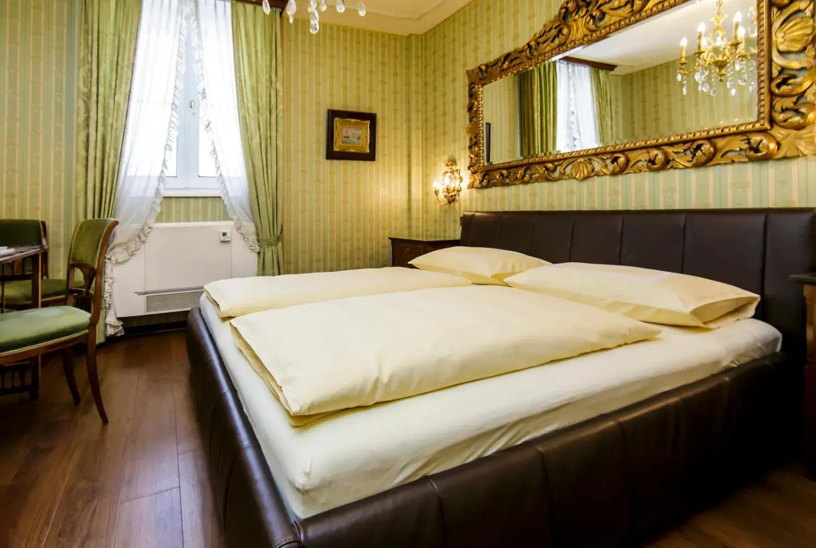 City view, Bed in Hotel Palais Porcia