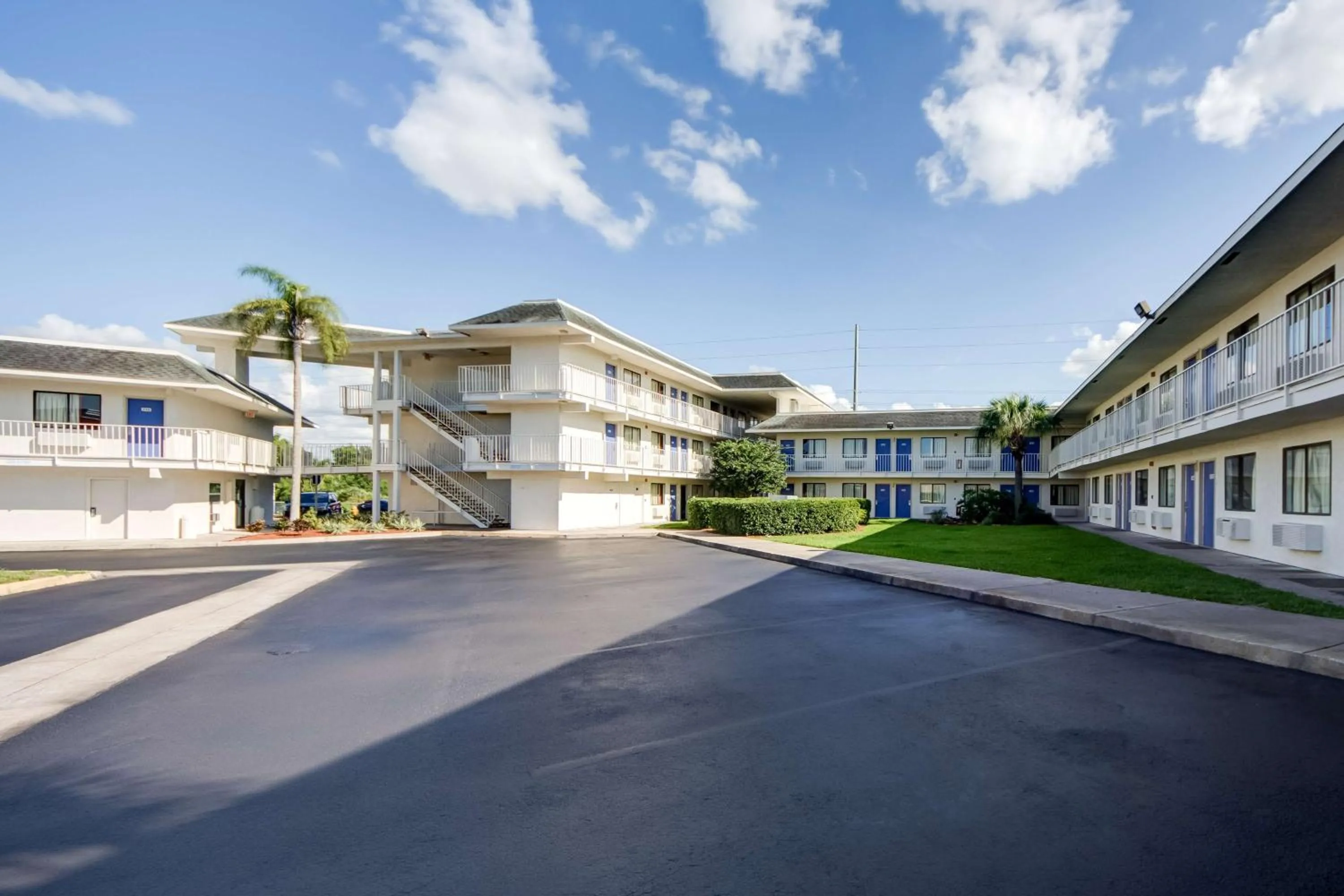 Property building in Motel 6-Lakeland, FL