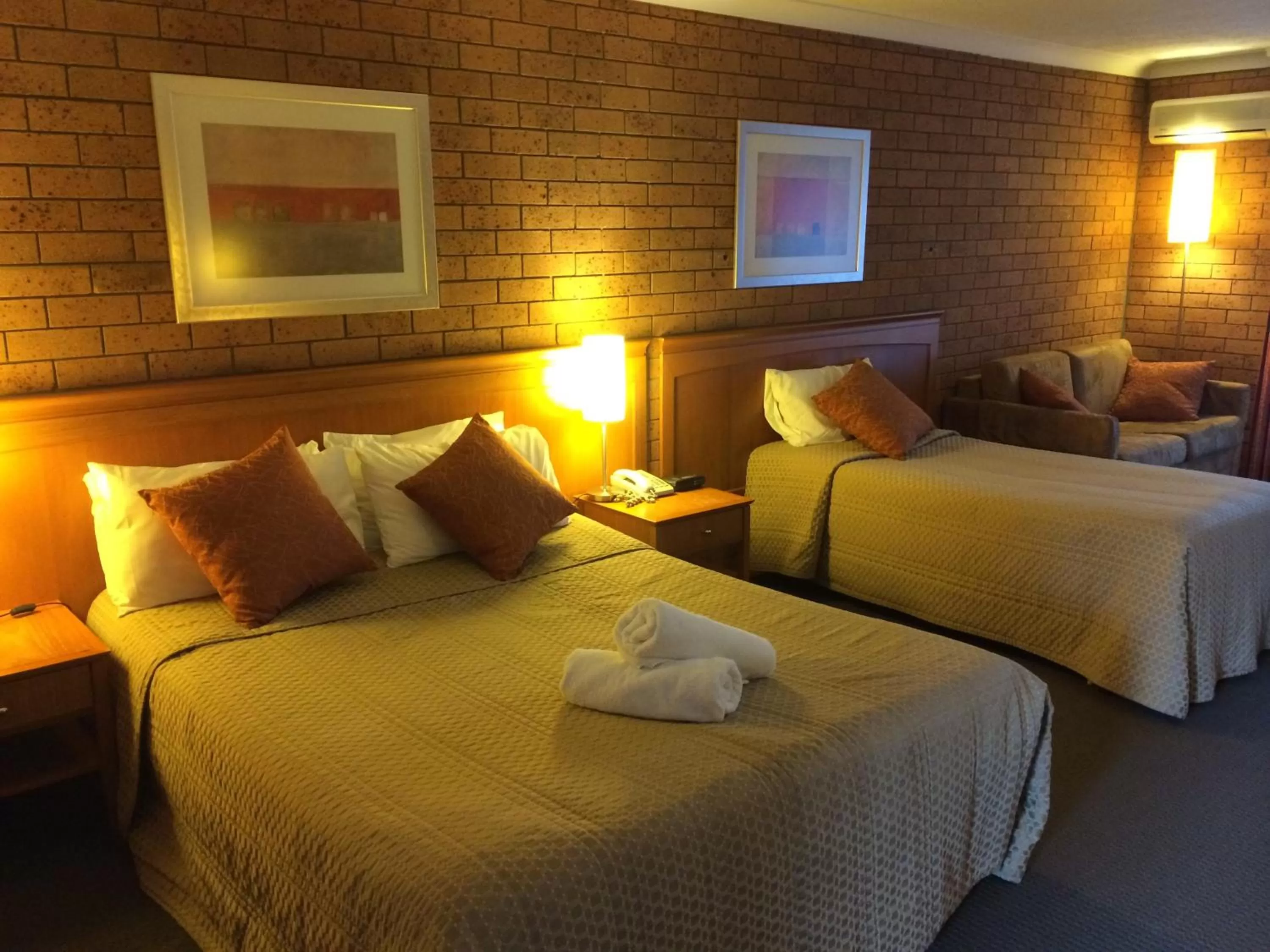 Bed in James Street Motor Inn