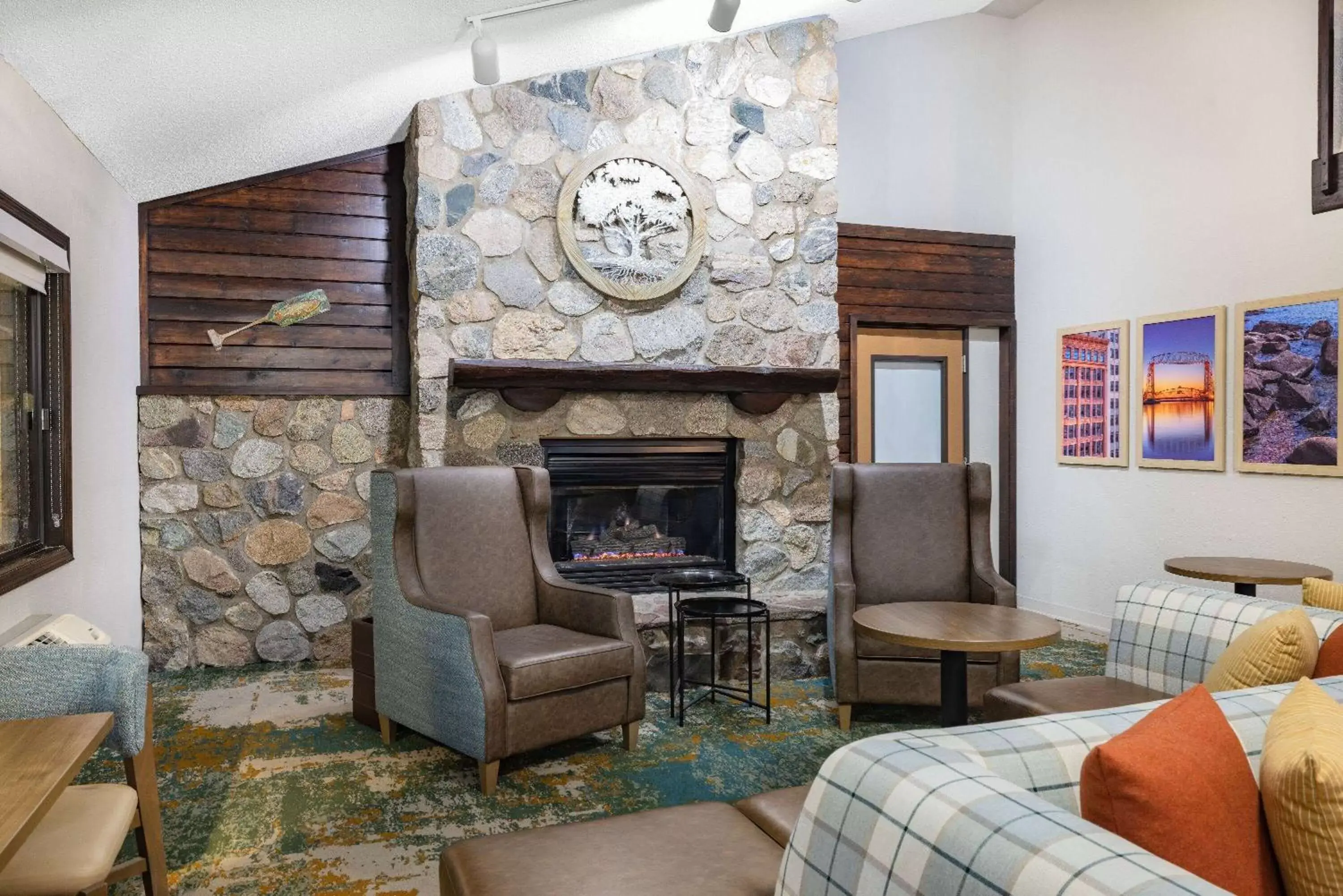 Lobby or reception, Seating Area in AmericInn by Wyndham Duluth South Proctor Black Woods Event Ctr