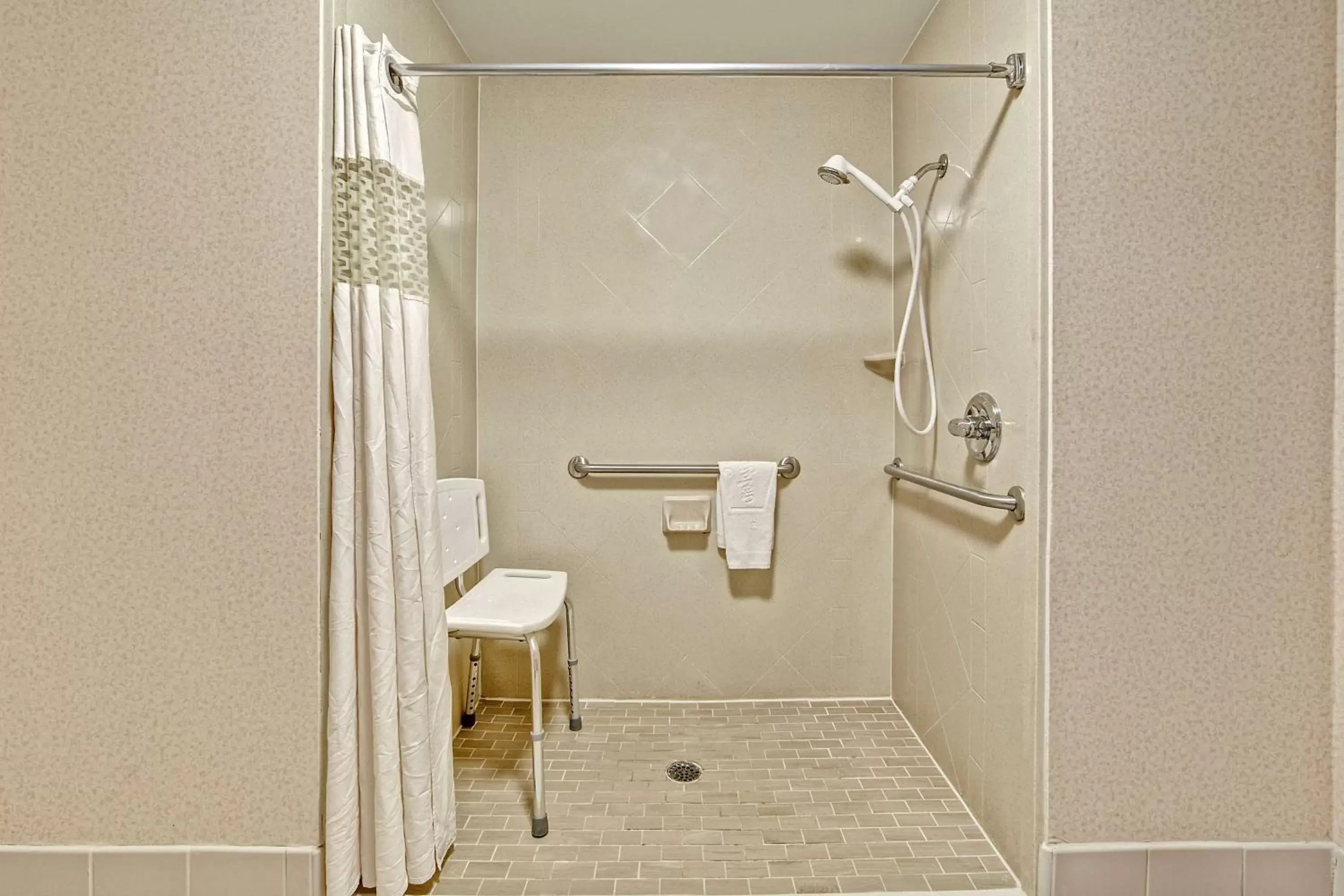 Bathroom in Hampton Inn By Hilton Quincy, Fl