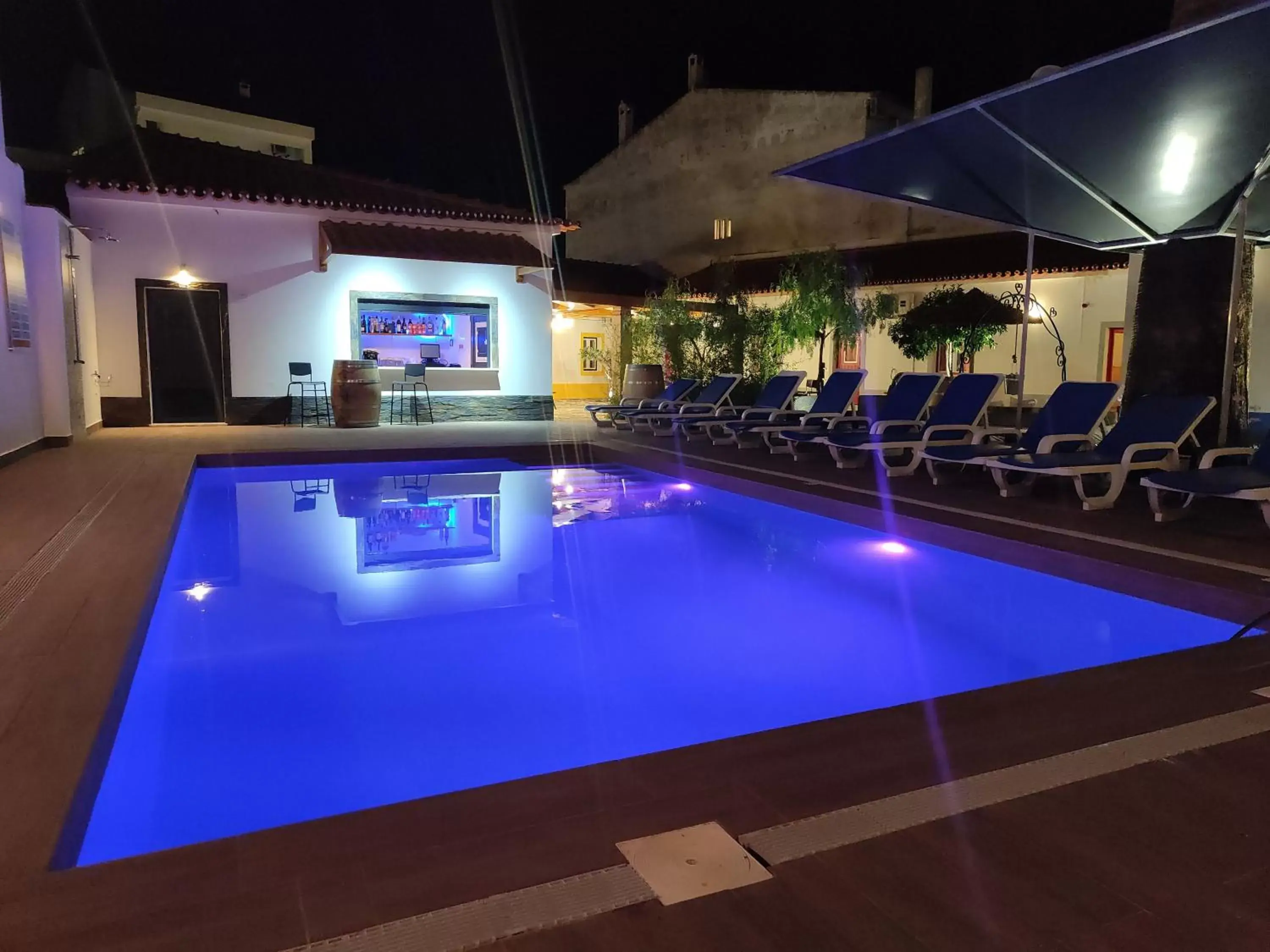 Lounge or bar, Swimming Pool in Luxury Palm Suites