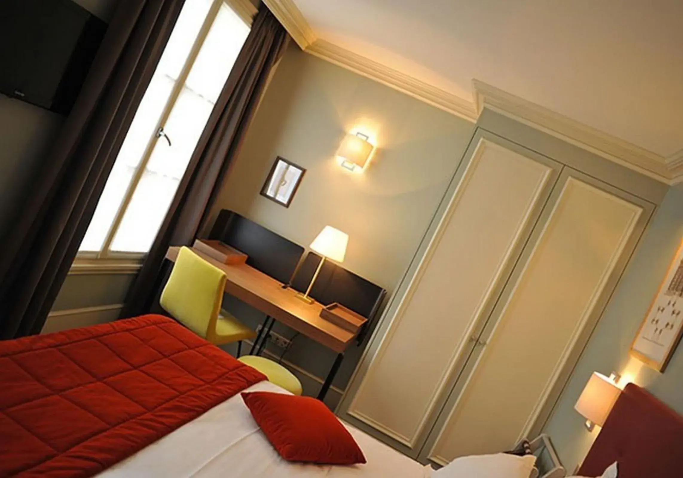 Photo of the whole room, Bed in Hotel de L'Universite