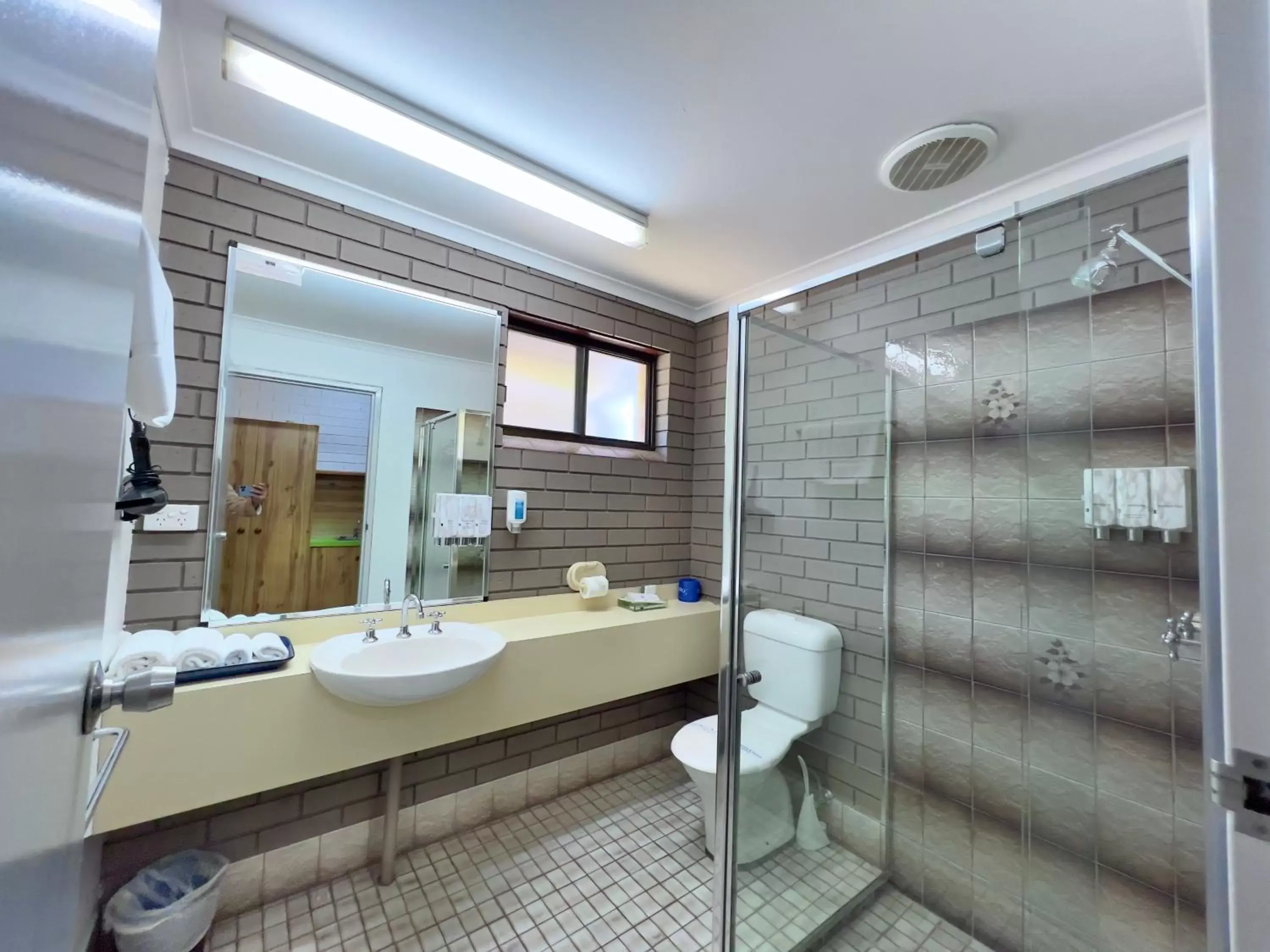 Bathroom in Albury Garden Court Motel