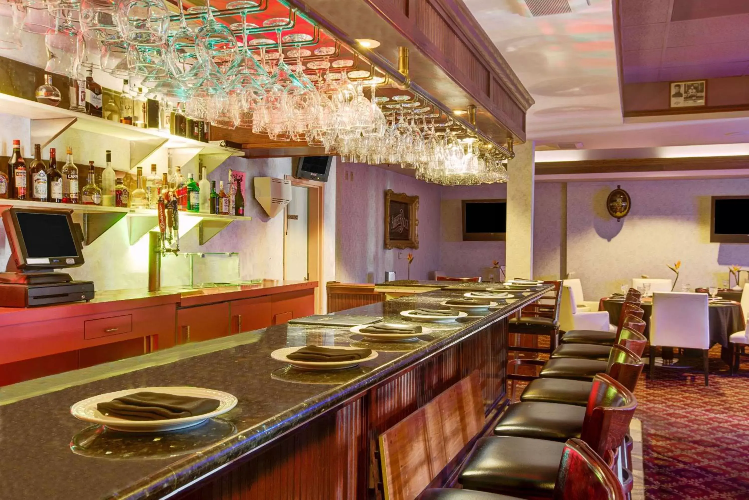 Lounge or bar, Kitchen/Kitchenette in Ramada by Wyndham Hawthorne/LAX
