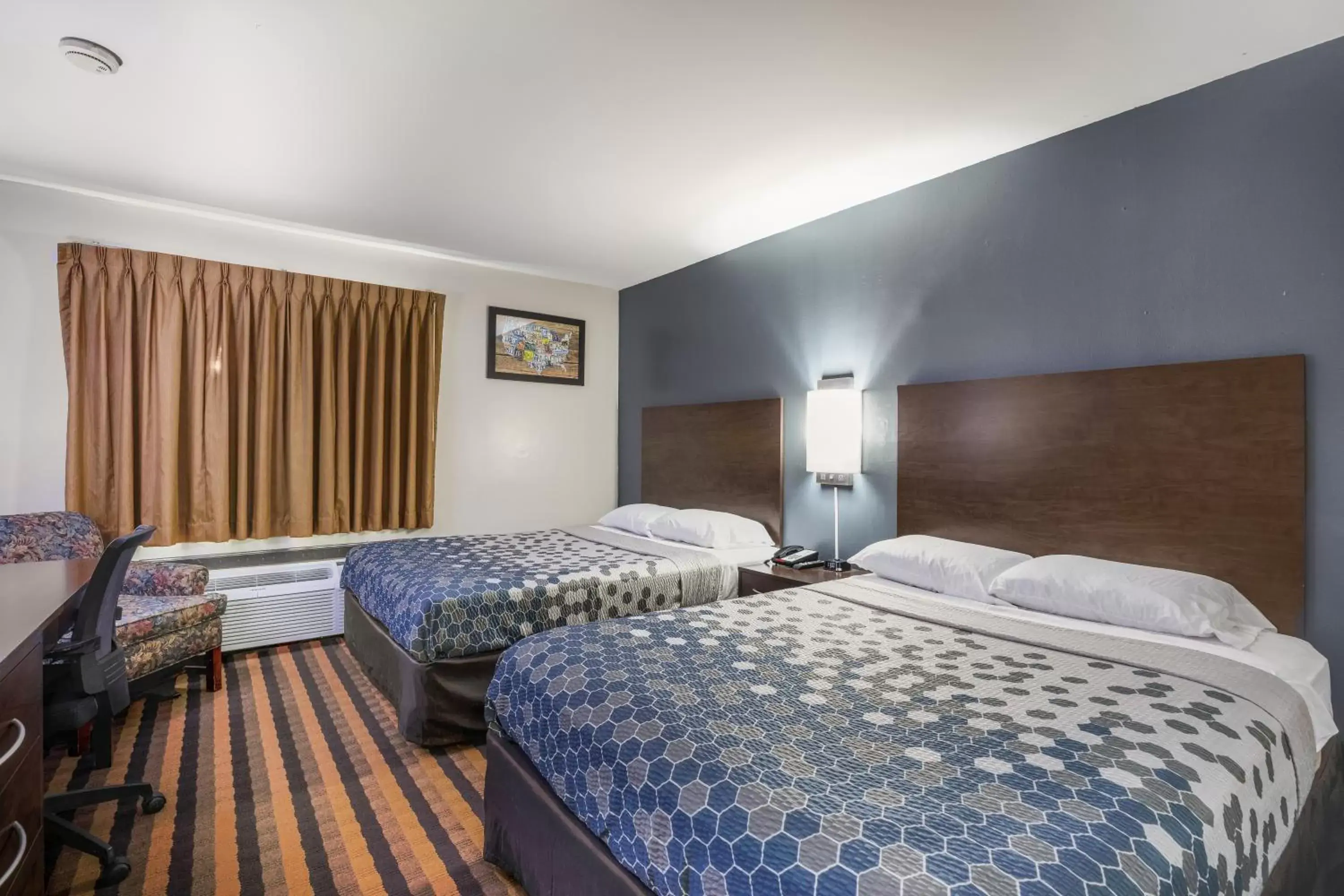 Bedroom, Bed in Econo Lodge Milwaukee Airport