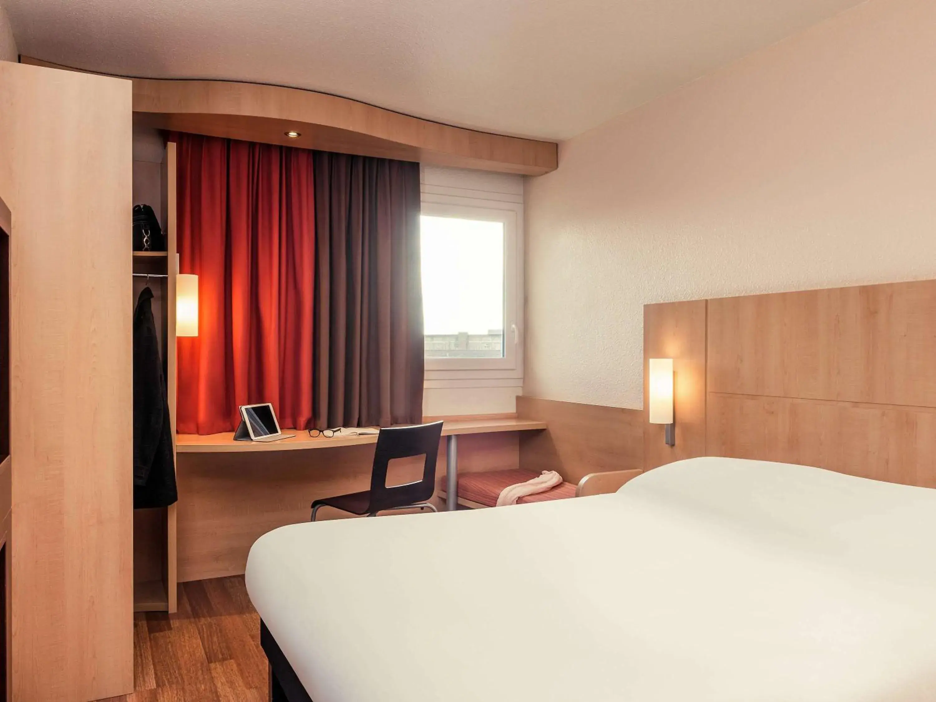 Photo of the whole room, Bed in ibis Epinay-sur-Seine