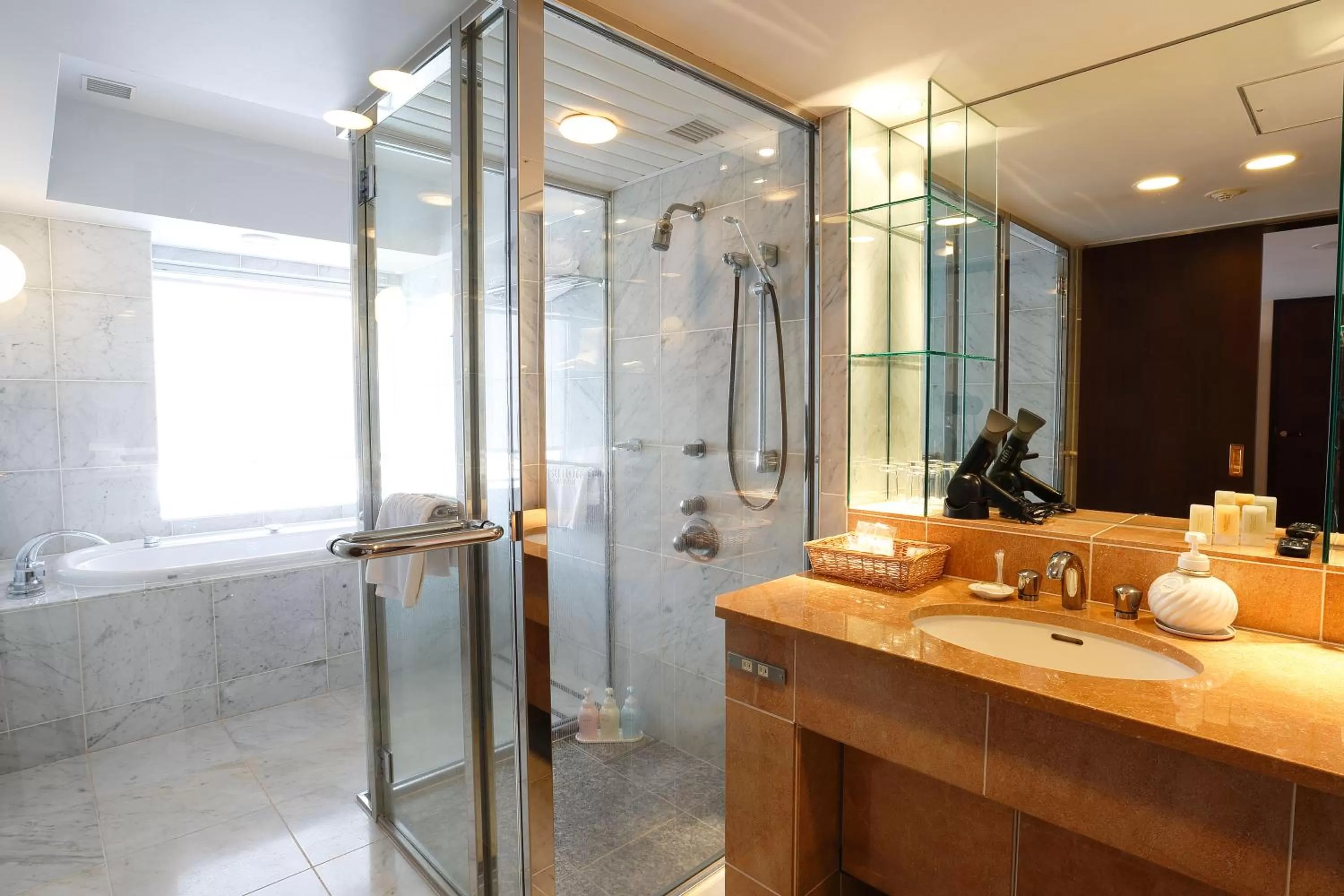 Shower in Keisei Hotel Miramare