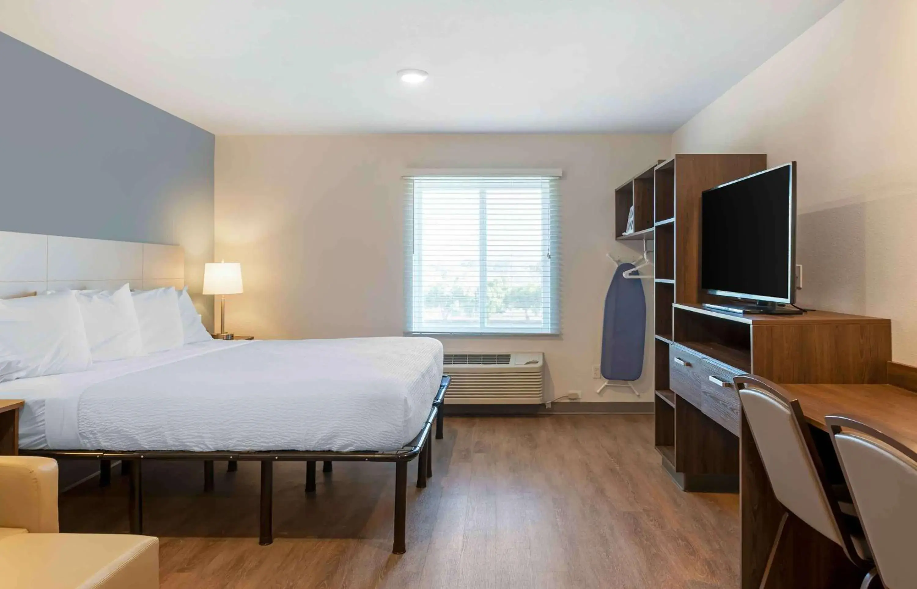 Bedroom, TV/Entertainment Center in Extended Stay America Suites - Redlands