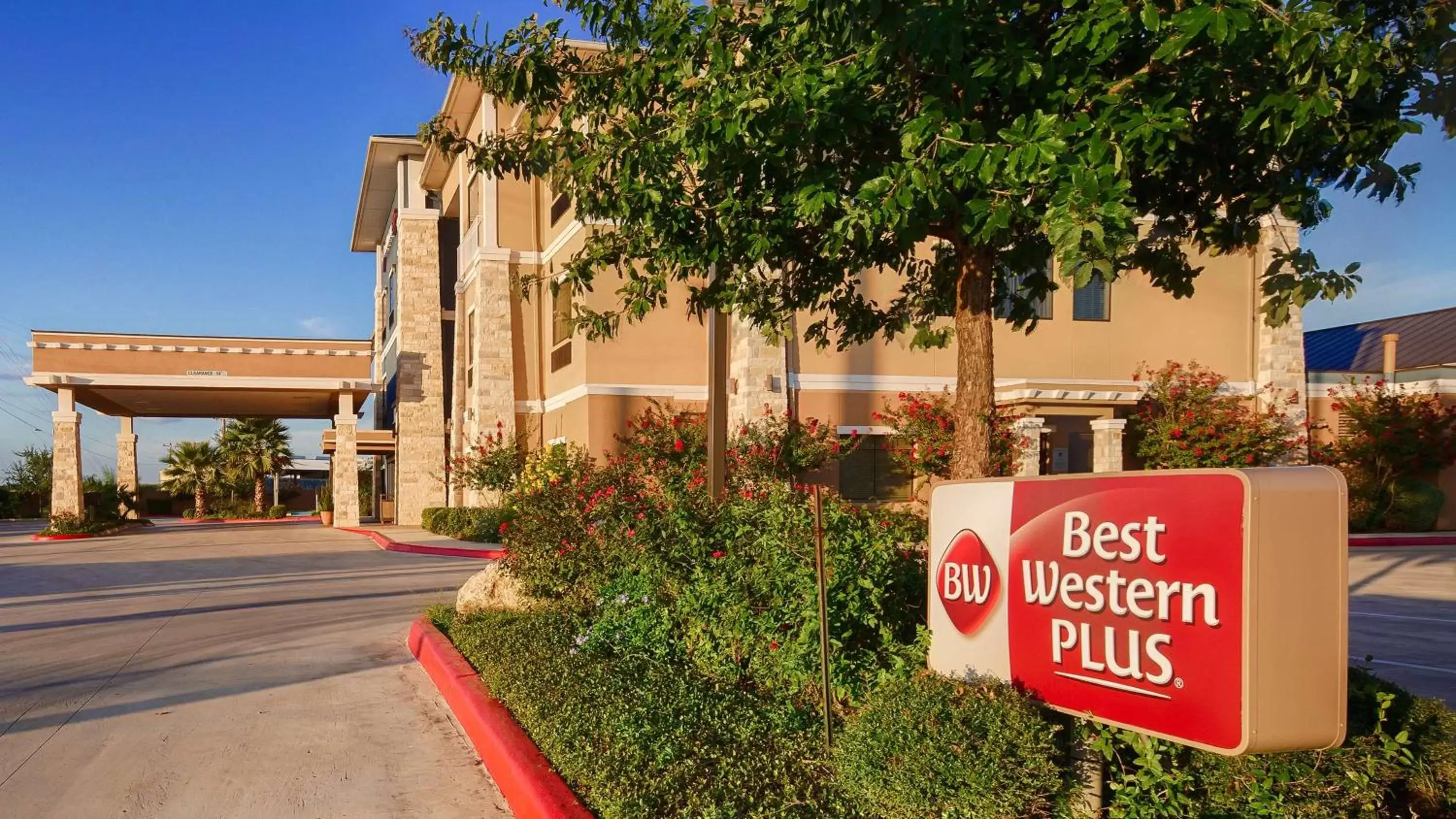 Property Building in Best Western Plus Lytle Inn and Suites