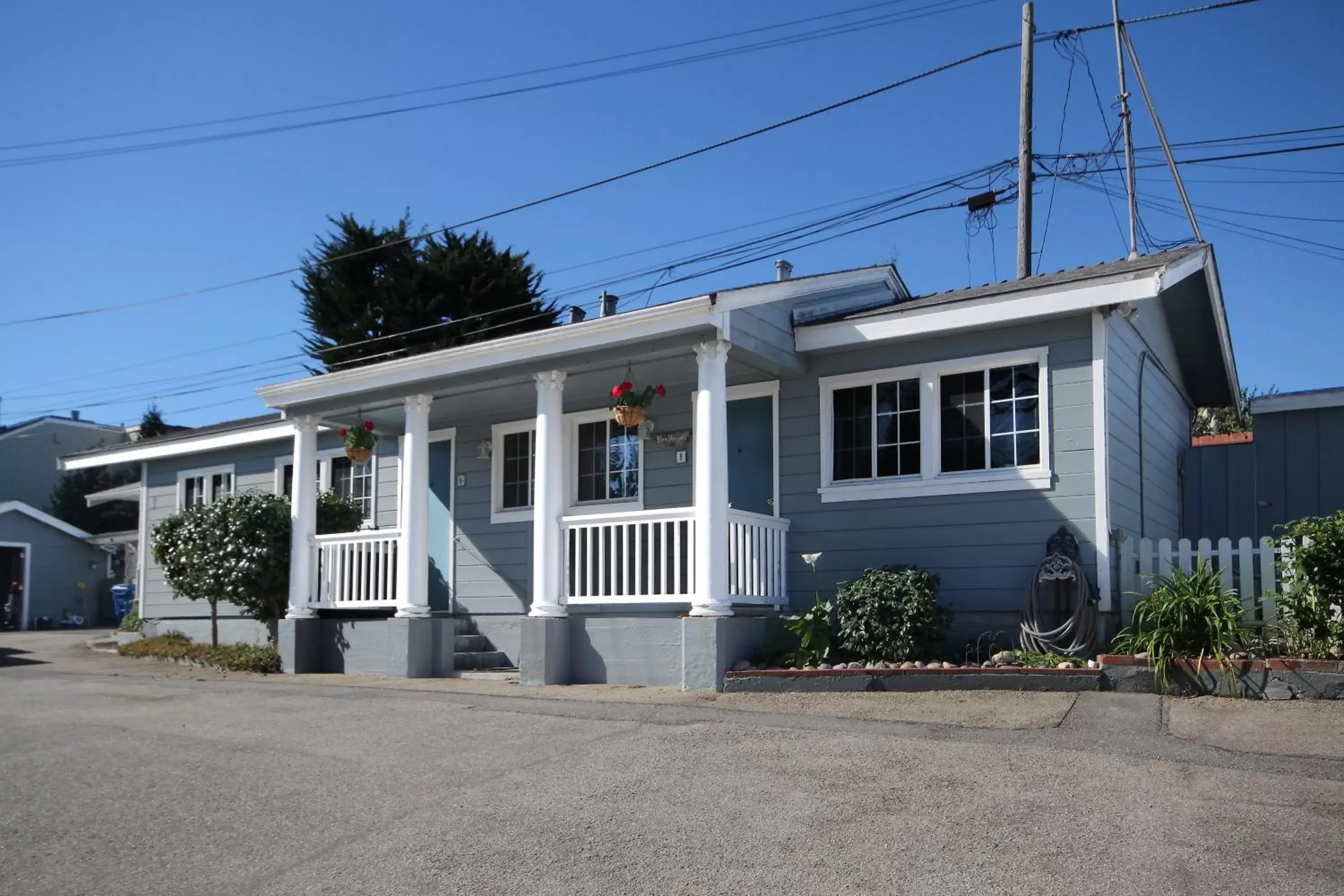 Facade/entrance, Property Building in Ocean Echo Inn & Beach Cottages