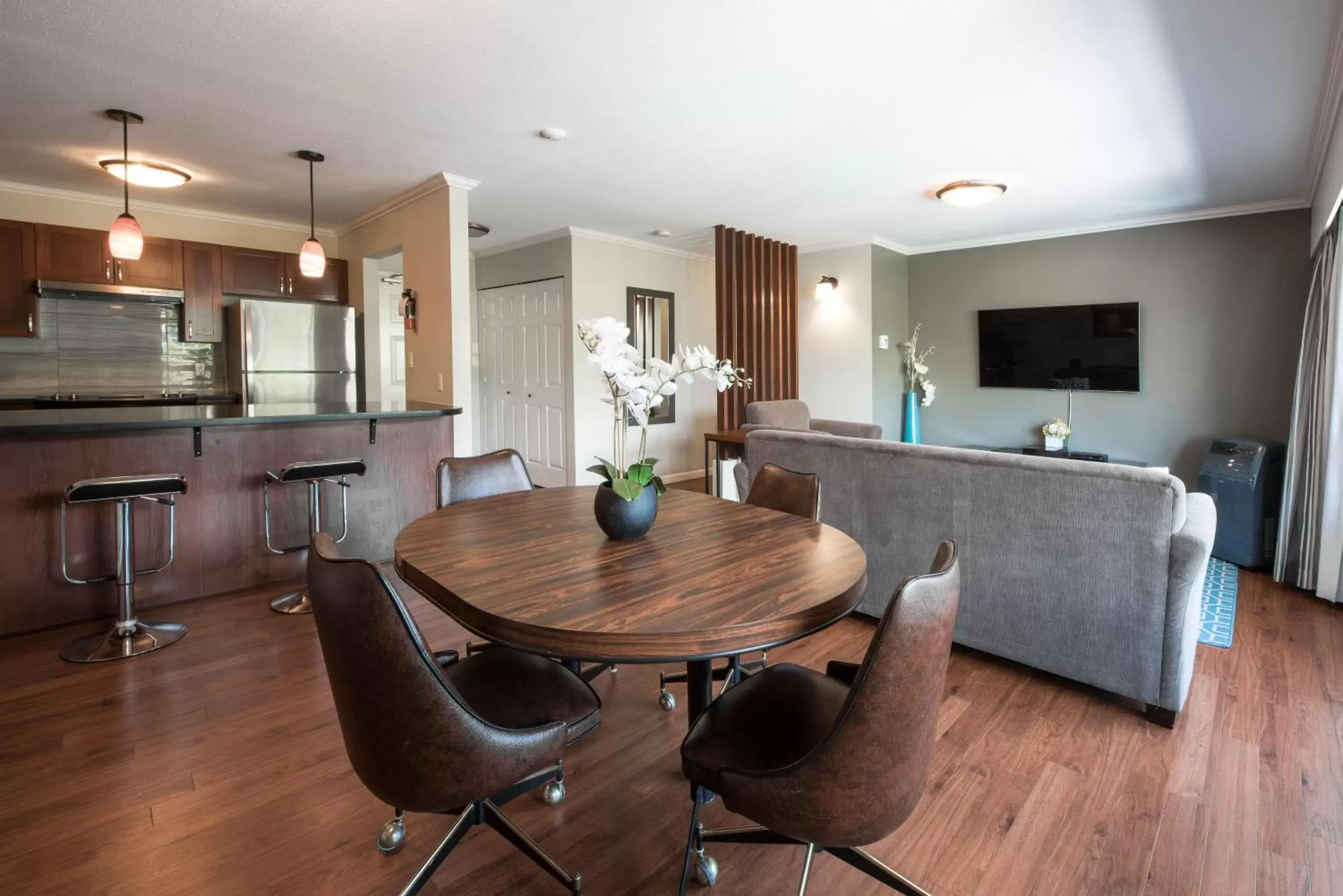 TV and multimedia, Dining Area in Gibsons Garden Hotel