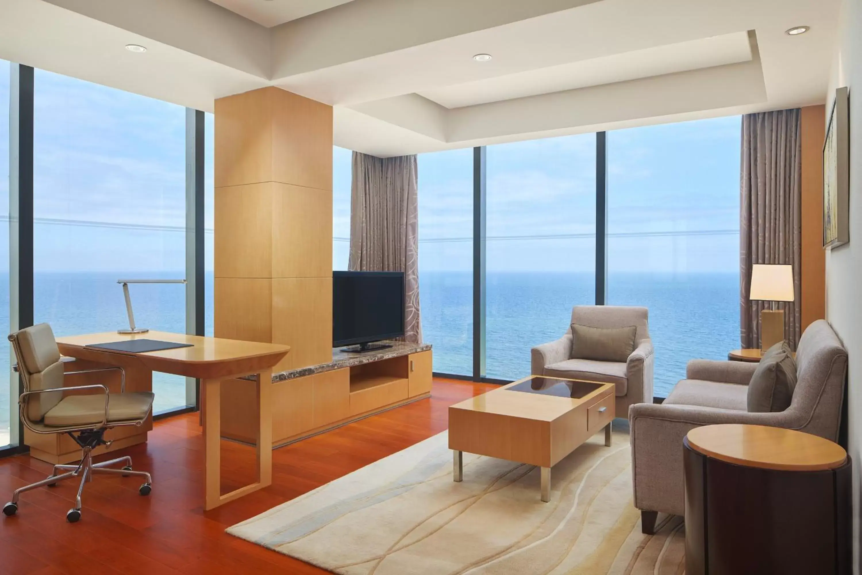 Living room in Sheraton Yantai Golden Beach Resort