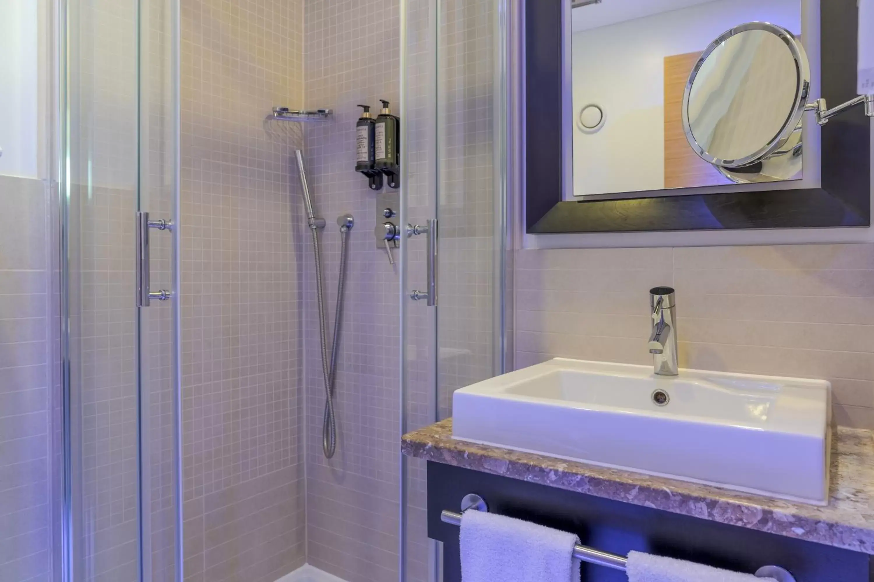 Shower, Bathroom in Pestana Chelsea Bridge Hotel