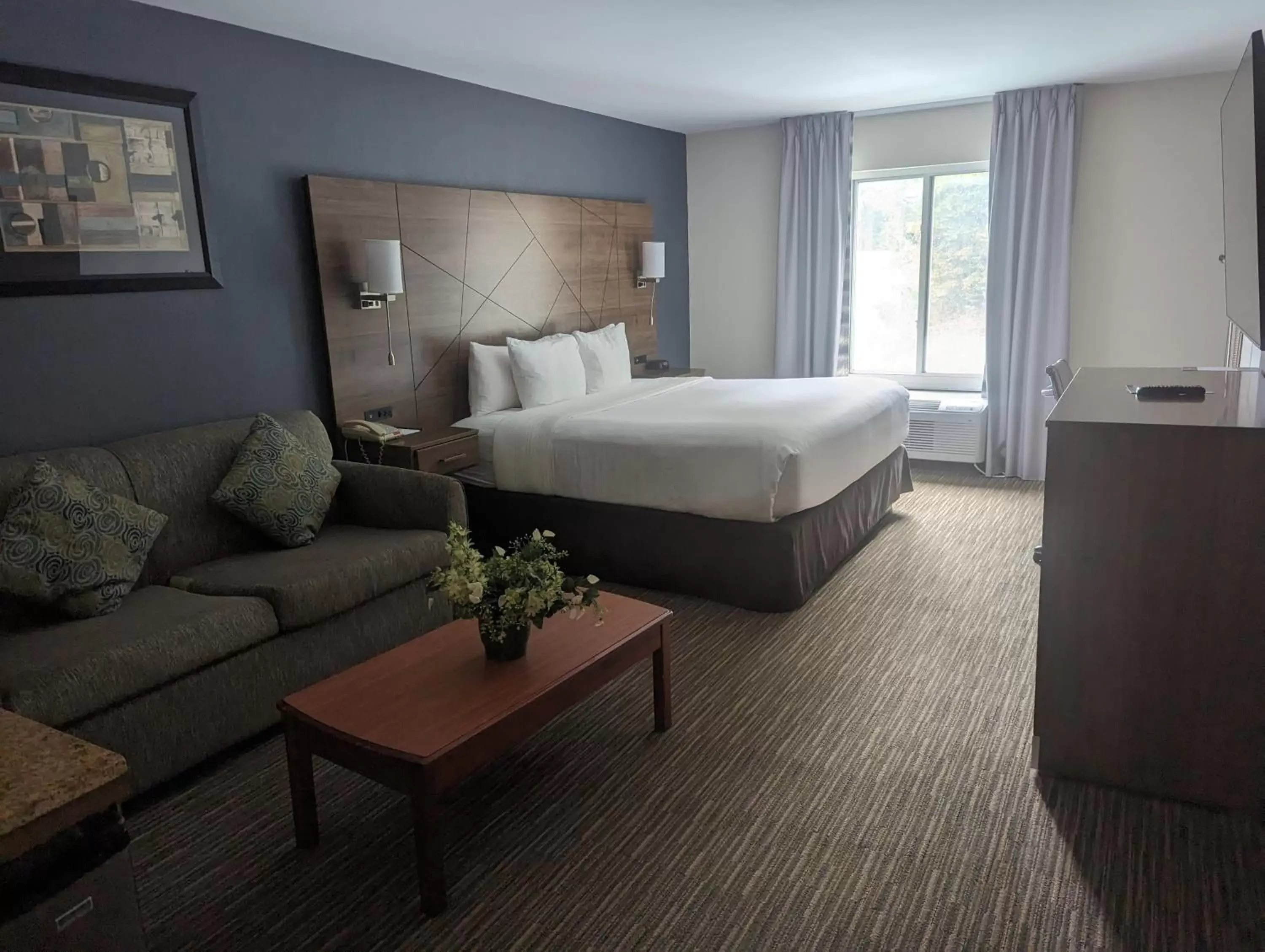 King Suite with Sofa Bed - Non-Smoking in Quality Inn & Suites Northampton - Amherst