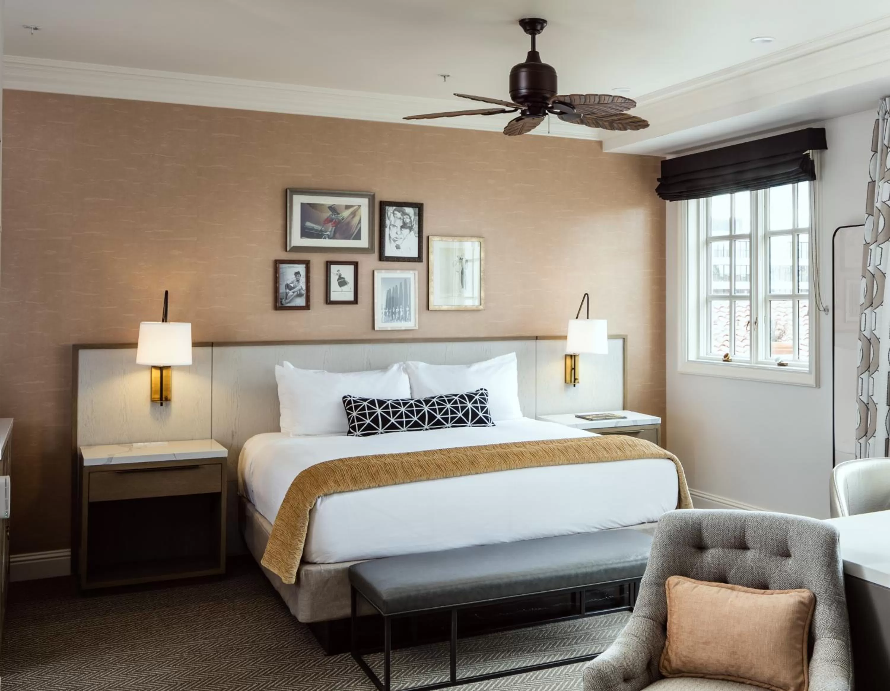 Photo of the whole room, Bed in La Valencia Hotel