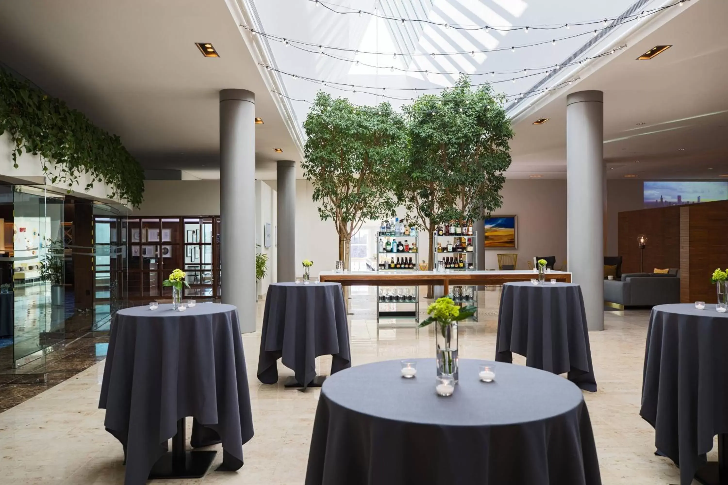 Coffee/tea facilities, Restaurant/Places to Eat in Renaissance Schaumburg Convention Center Hotel