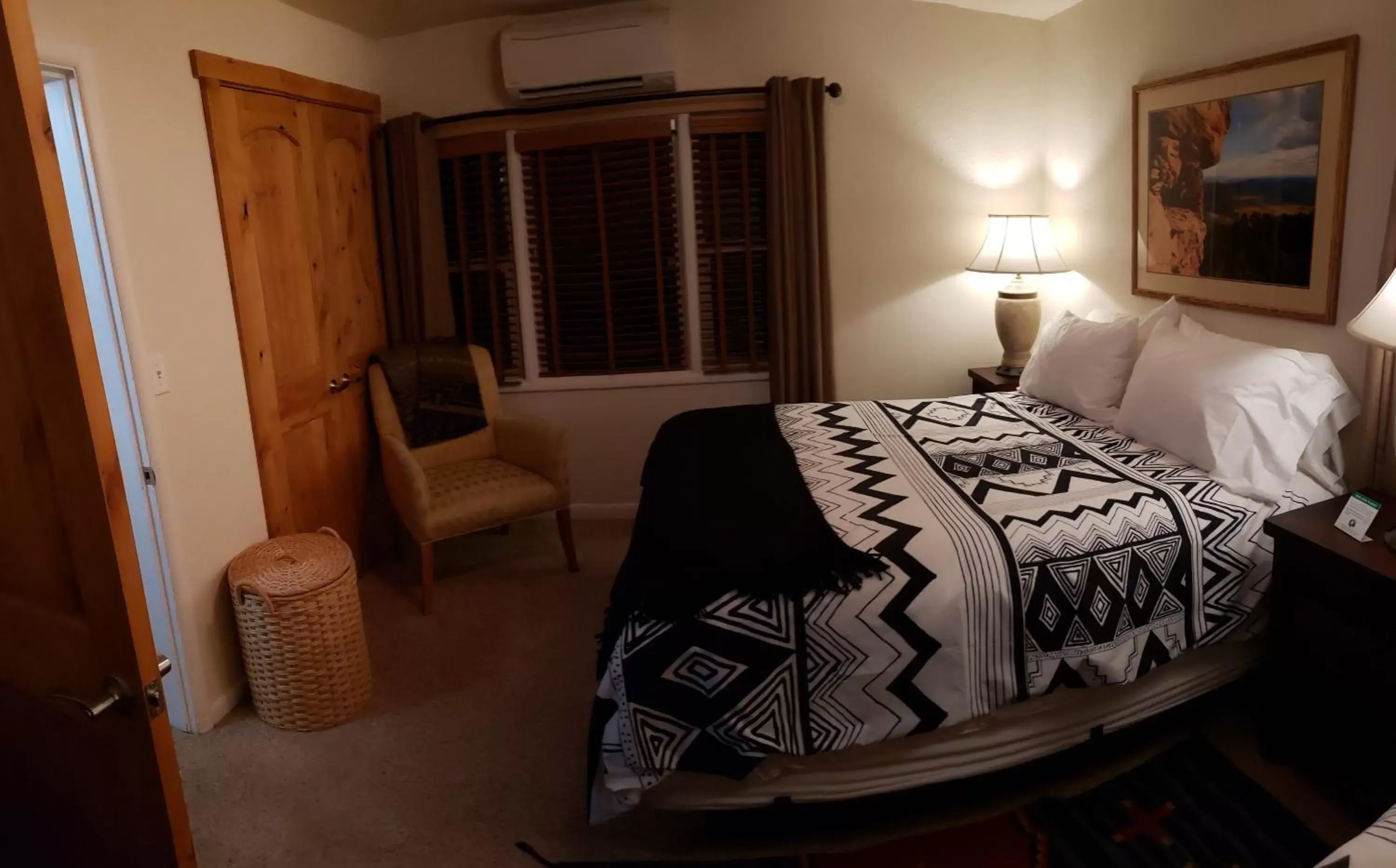 Bedroom, Bed in Stone Lizard Lodge