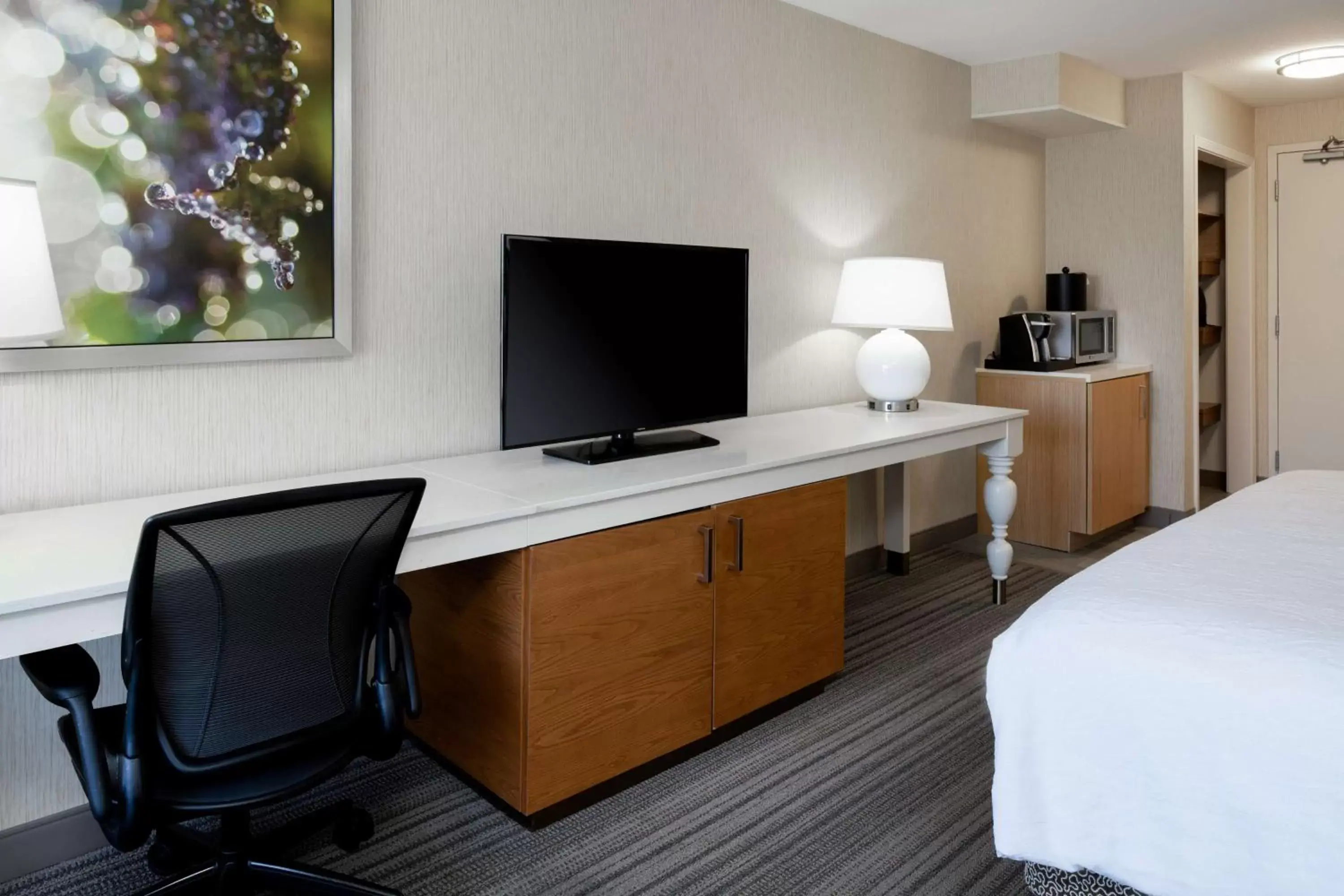 Bedroom, TV/Entertainment Center in Hilton Garden Inn Roseville